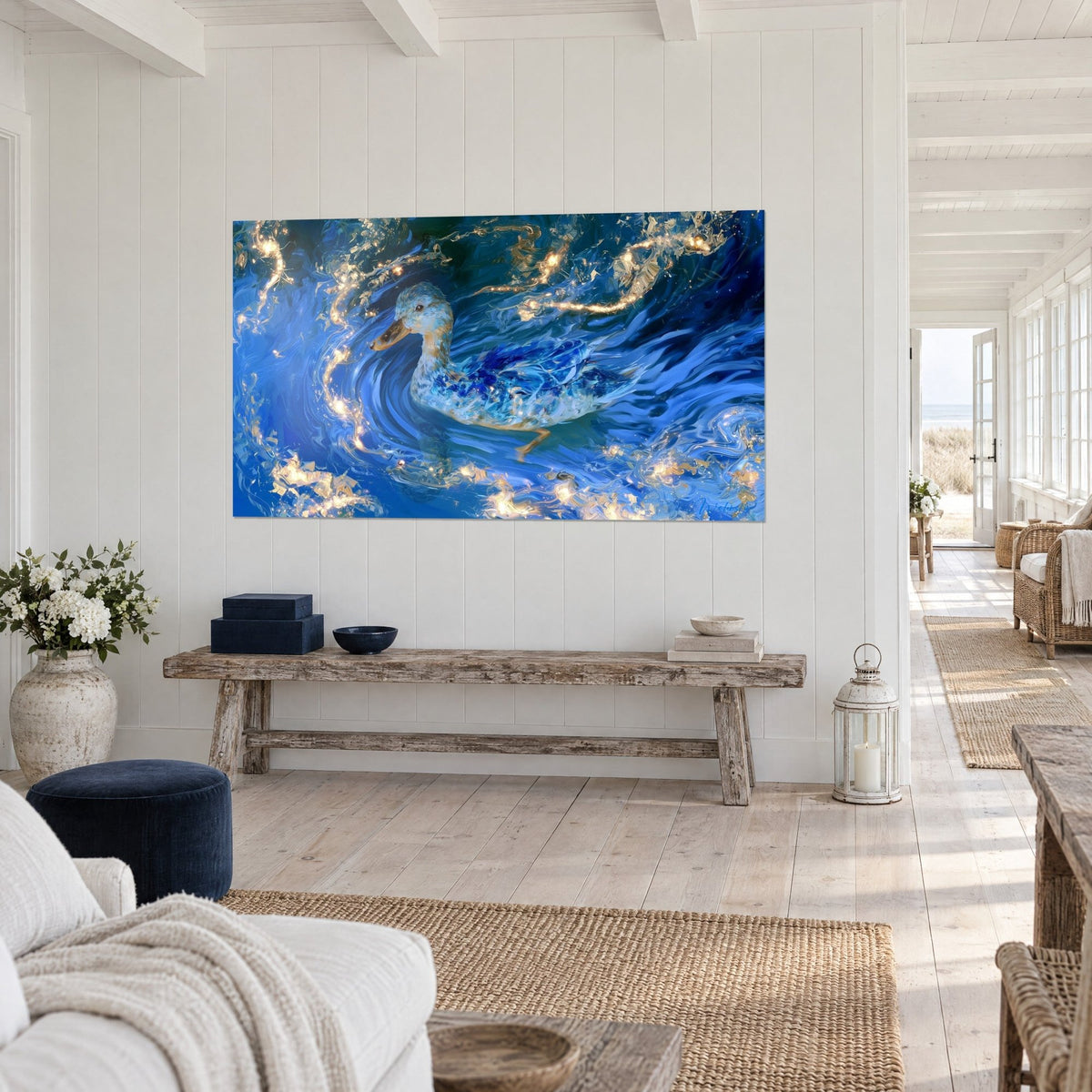 Tableau palmipède aux plumes bleu azur et blanc flottant sur l'onde, reflets dorés, vu de trois-quarts dans une entrée claire