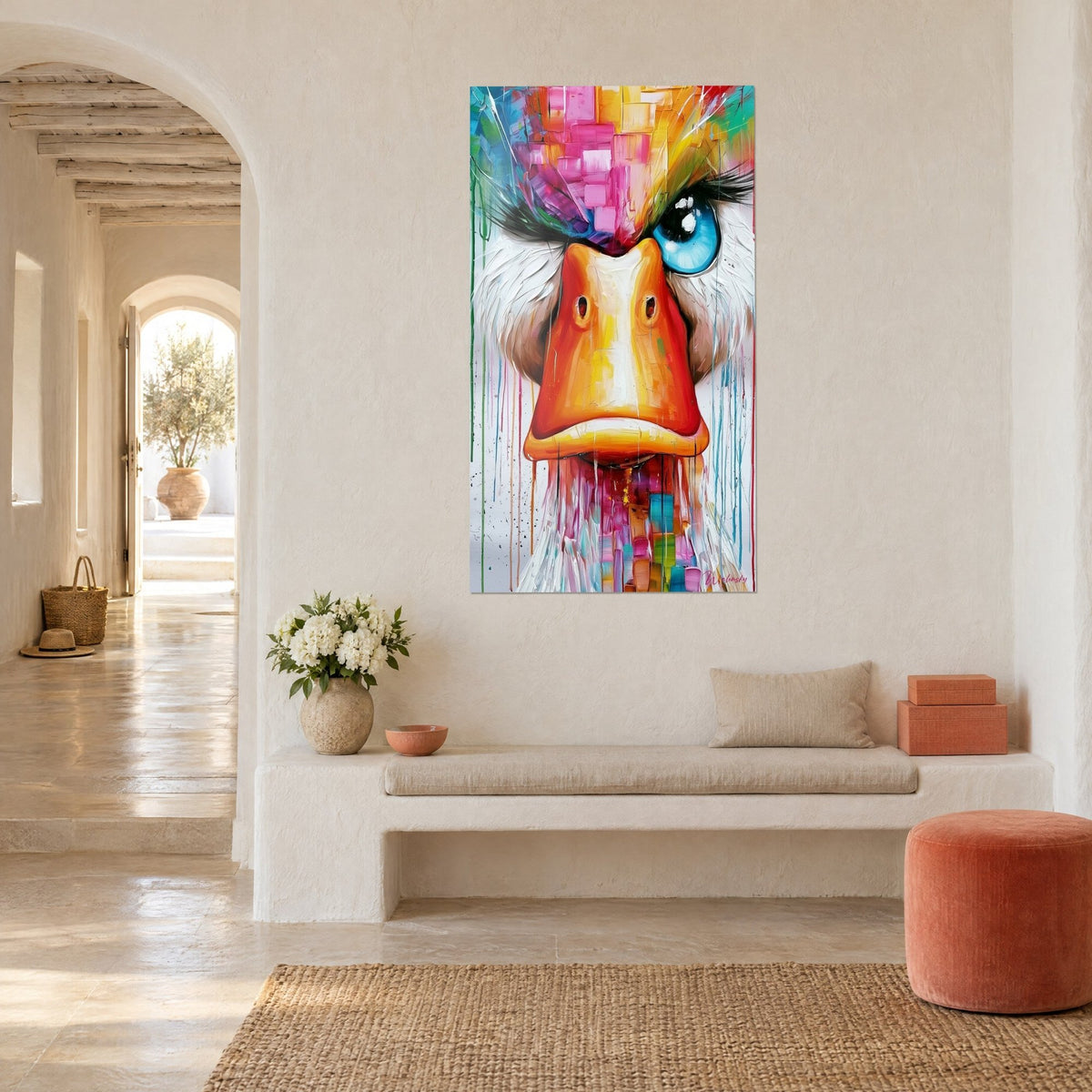 Quadro uccello colorato dal becco rosso e arancio, ciglia nere e tocchi rosa, colature verdi, appeso in un corridoio a volta in vista di tre quarti