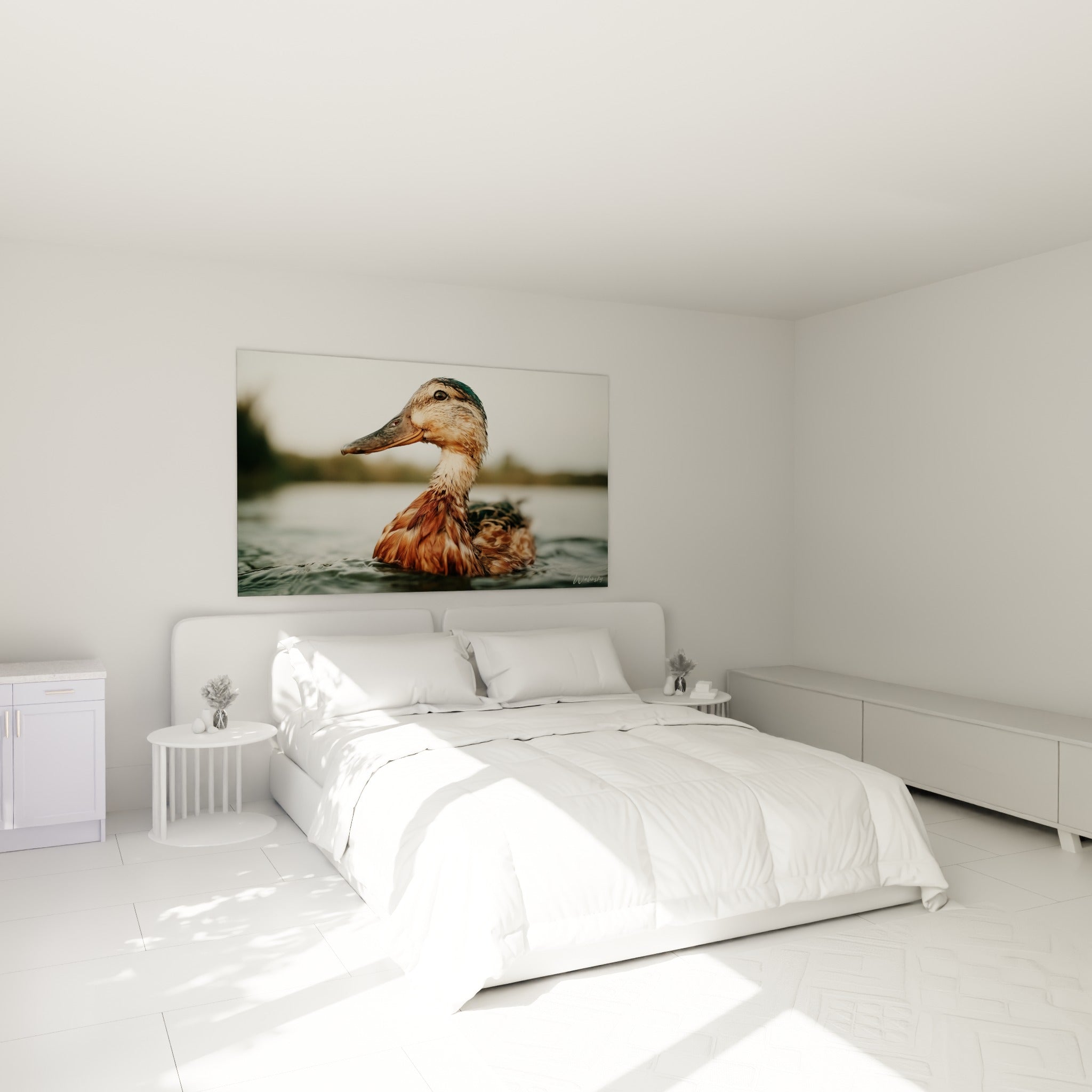 Canard aux plumes rousses et anthracite trempées, accroché au-dessus d'un lit dans une chambre claire