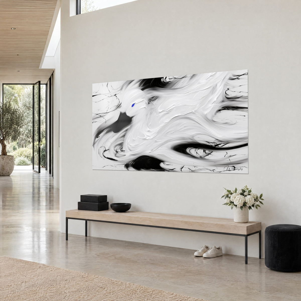 Tableau cygne de peinture blanche épaisse, bec noir et fines ramifications d'encre sur fond gris clair, banc bas et mur beige
