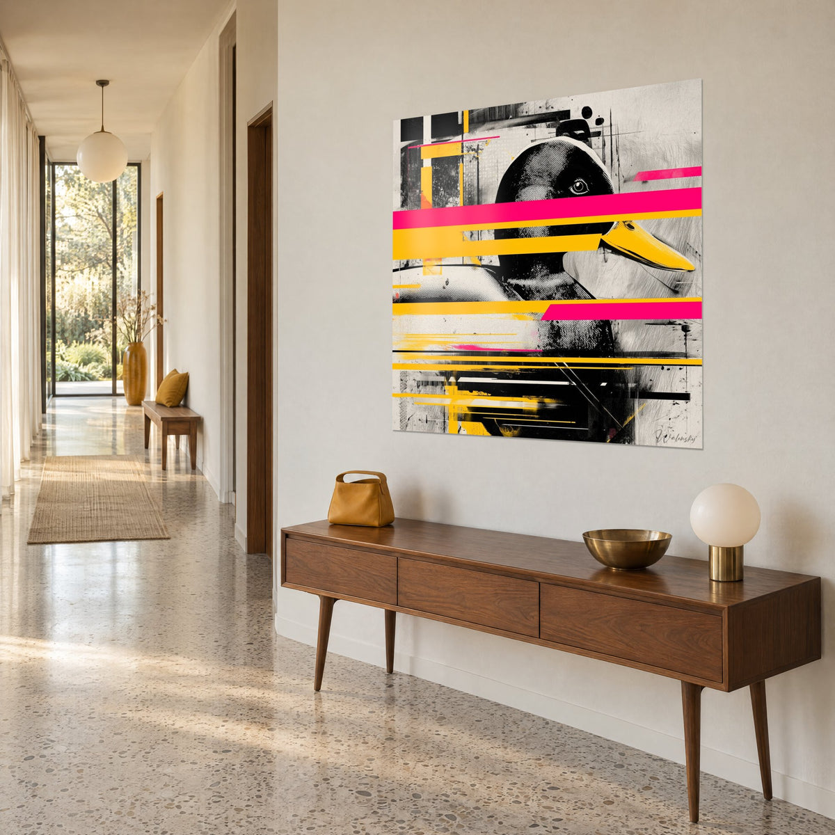 Tableau oiseau aquatique noir et crème traversé de bandes magenta, accroché au-dessus d'un buffet en bois dans un couloir
