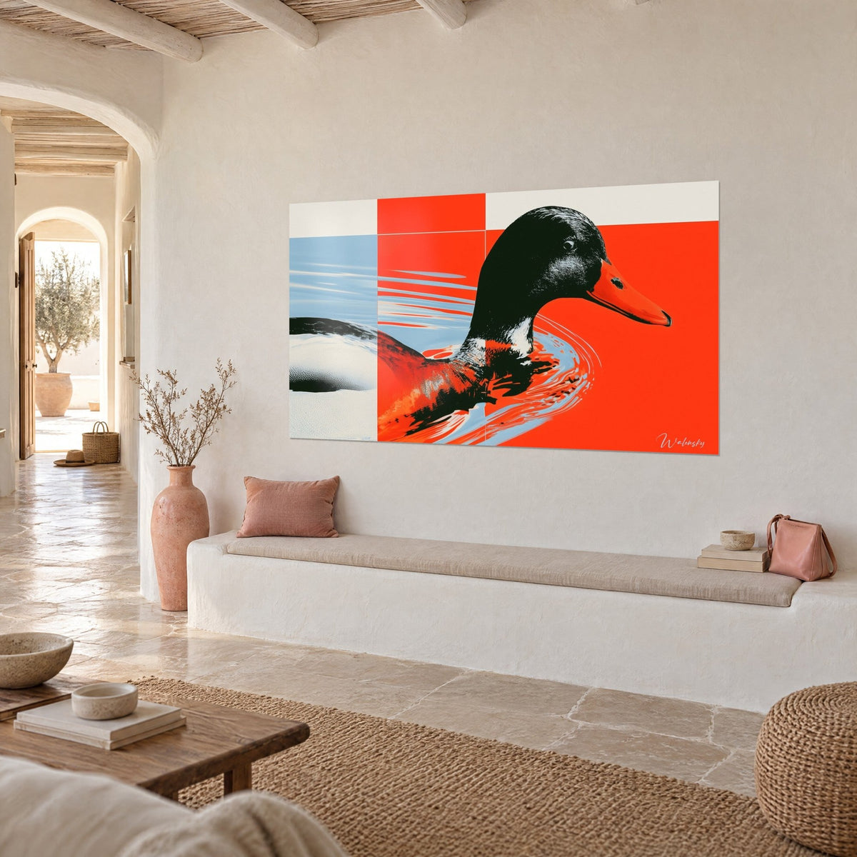 Tableau oiseau aquatique au plumage noir et blanc, ondulations bleu ciel sur aplat rouge orangé, mur crépi d'une maison méditerranéenne