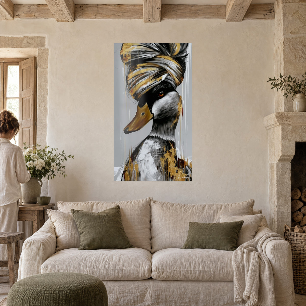 Tableau canard colvert coiffé d'un turban doré et argent, bec ocre et fond gris, au-dessus d'un canapé dans un salon lumineux