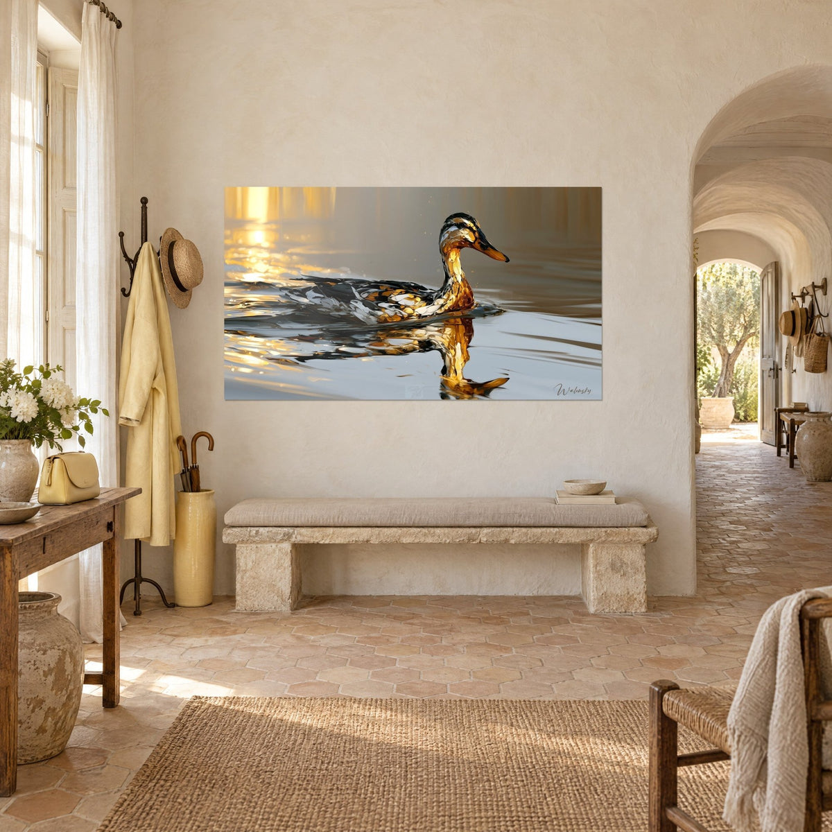 Tableau volatile au bec orangé et au cou cuivré, nageant dans la lumière ambrée, vu de trois quarts dans un mas provençal