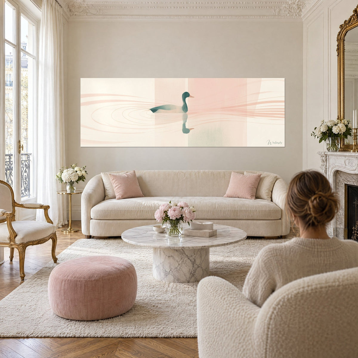 Quadro anatra germano reale verde acqua che scivola su acqua a righe rosa e crema, riflesso simmetrico, sopra un divano in un soggiorno luminoso