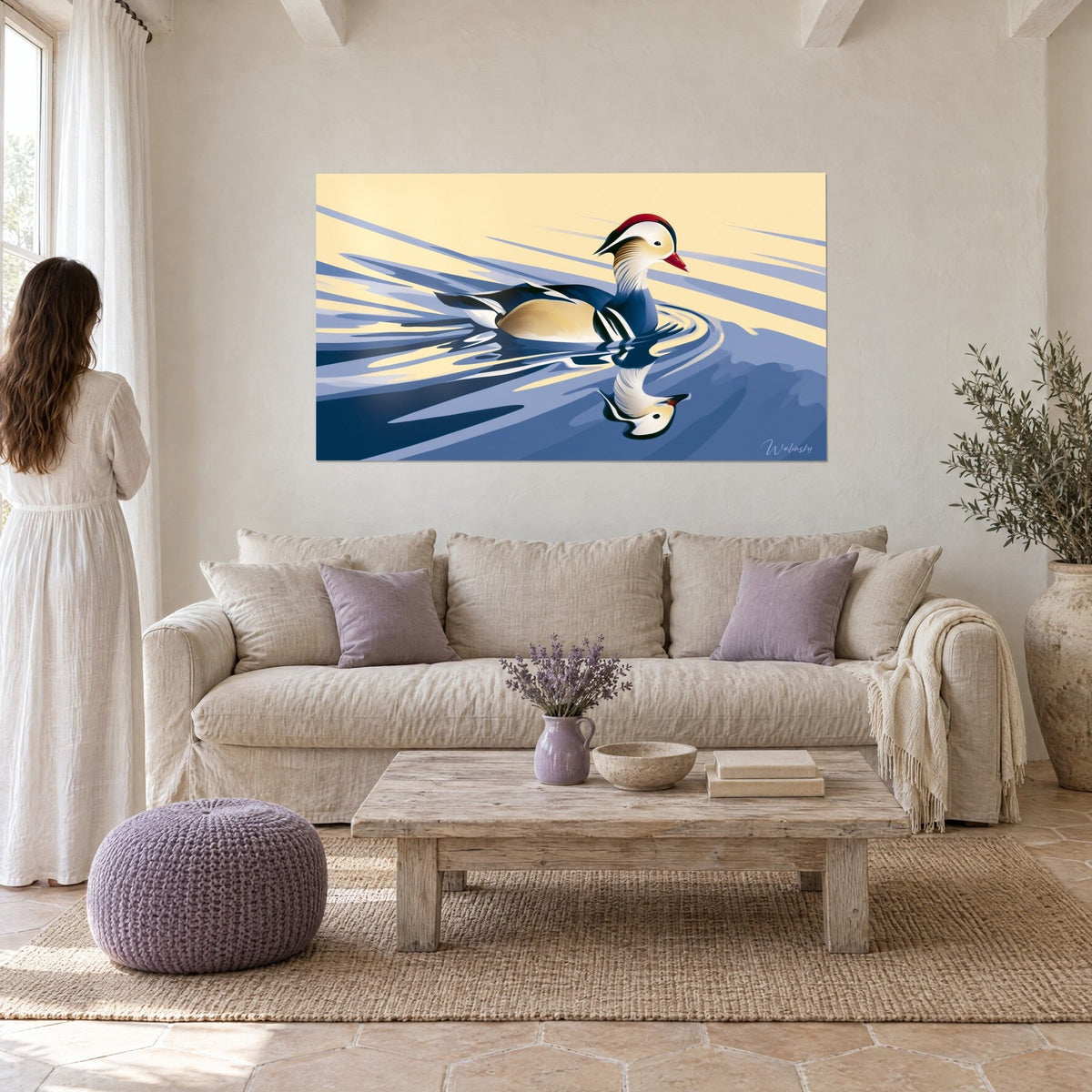 Tableau canard mandarin glissant sur l'eau bleu marine et ocre, reflet doré, au-dessus d'un canapé dans un salon lumineux