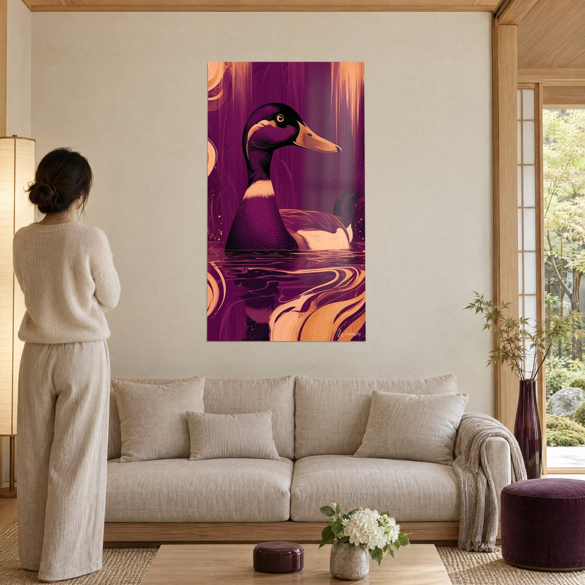 Schilderij wilde eend met paars opgericht kopje op een aubergine wateroppervlak met koperen krullen, boven een bank in een lichte woonkamer