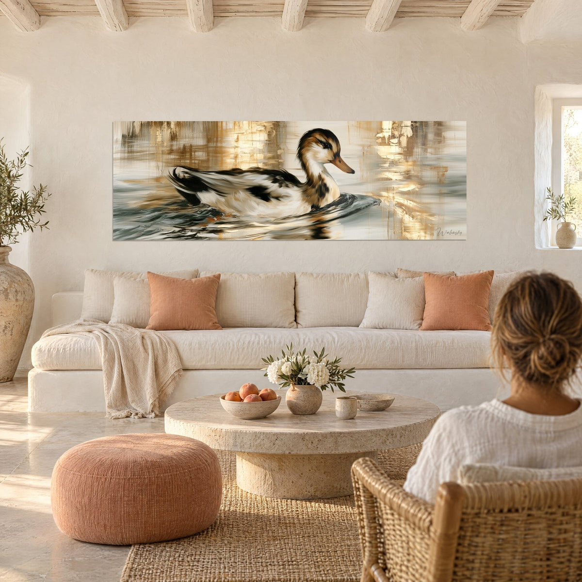 Gemälde einer gesprenkelten Ente, die auf silbrigem Wasser schwimmt, bernsteinfarbener Schnabel, goldene Glanzlichter, über einem Sofa in einem hellen Wohnzimmer