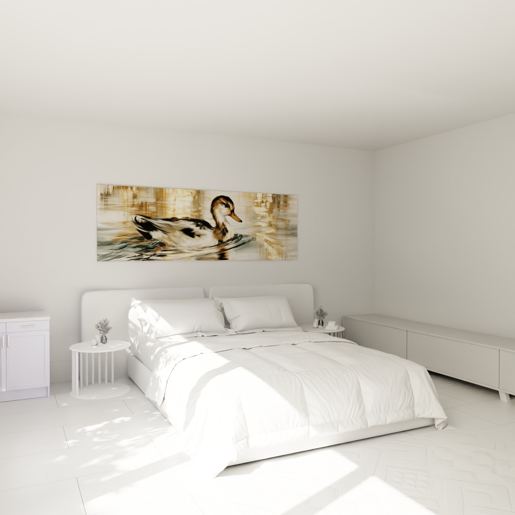 Plumage brun et doré du canard flottant, disposé au-dessus d'un lit dans une chambre claire