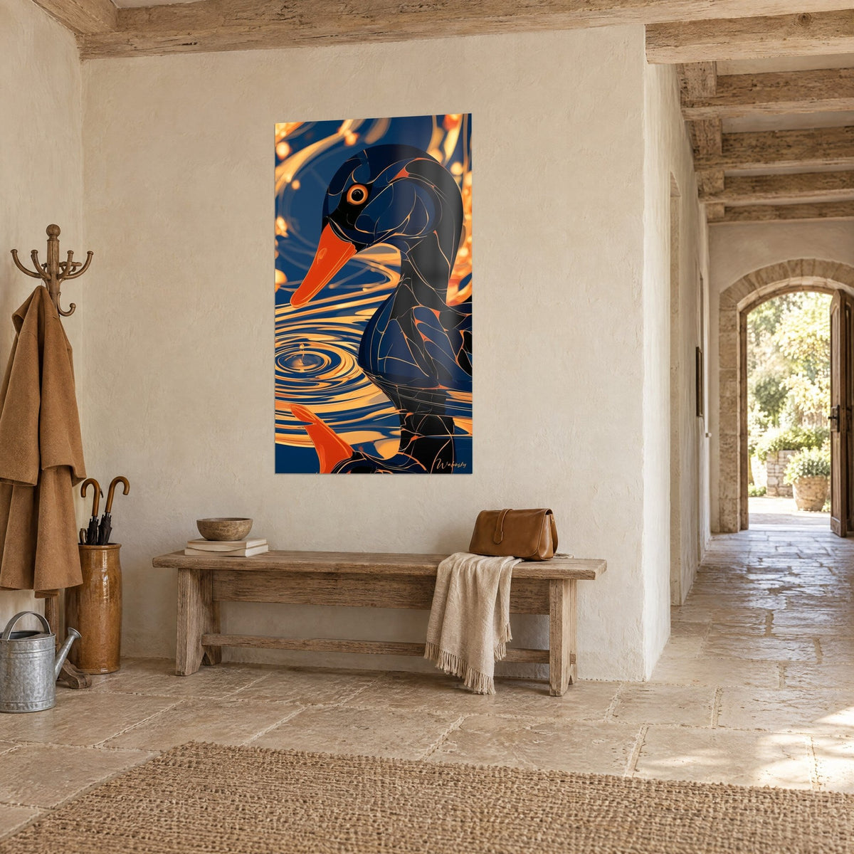 Tableau palmipède d'ébène au regard ambré, plumage bleu nuit veiné d'or, mur crépi beige, banc en bois, vue de trois-quarts