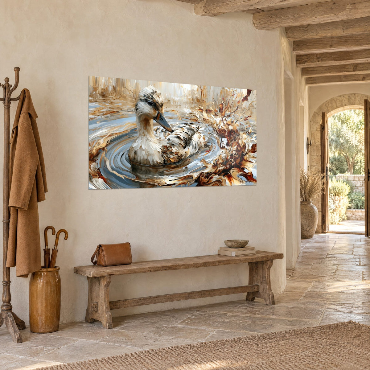 Tableau volatile au plumage ivoire strié de brun, entouré de volutes cuivrées, dans une entrée en pierre claire
