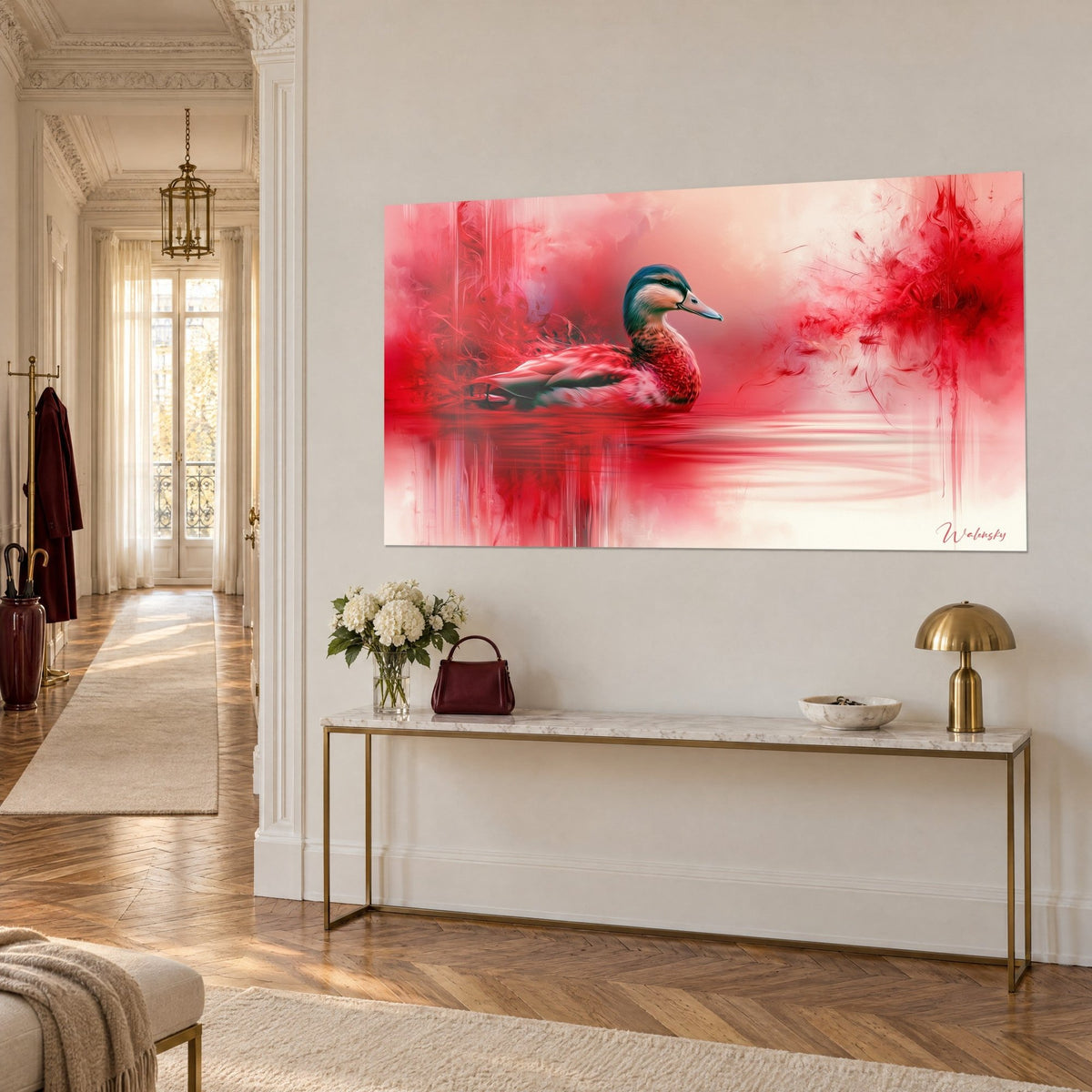 Quadro uccello acquatico dalla testa verde su acqua cremisi, schizzi rossi e sfondo avorio, sopra una consolle dorata