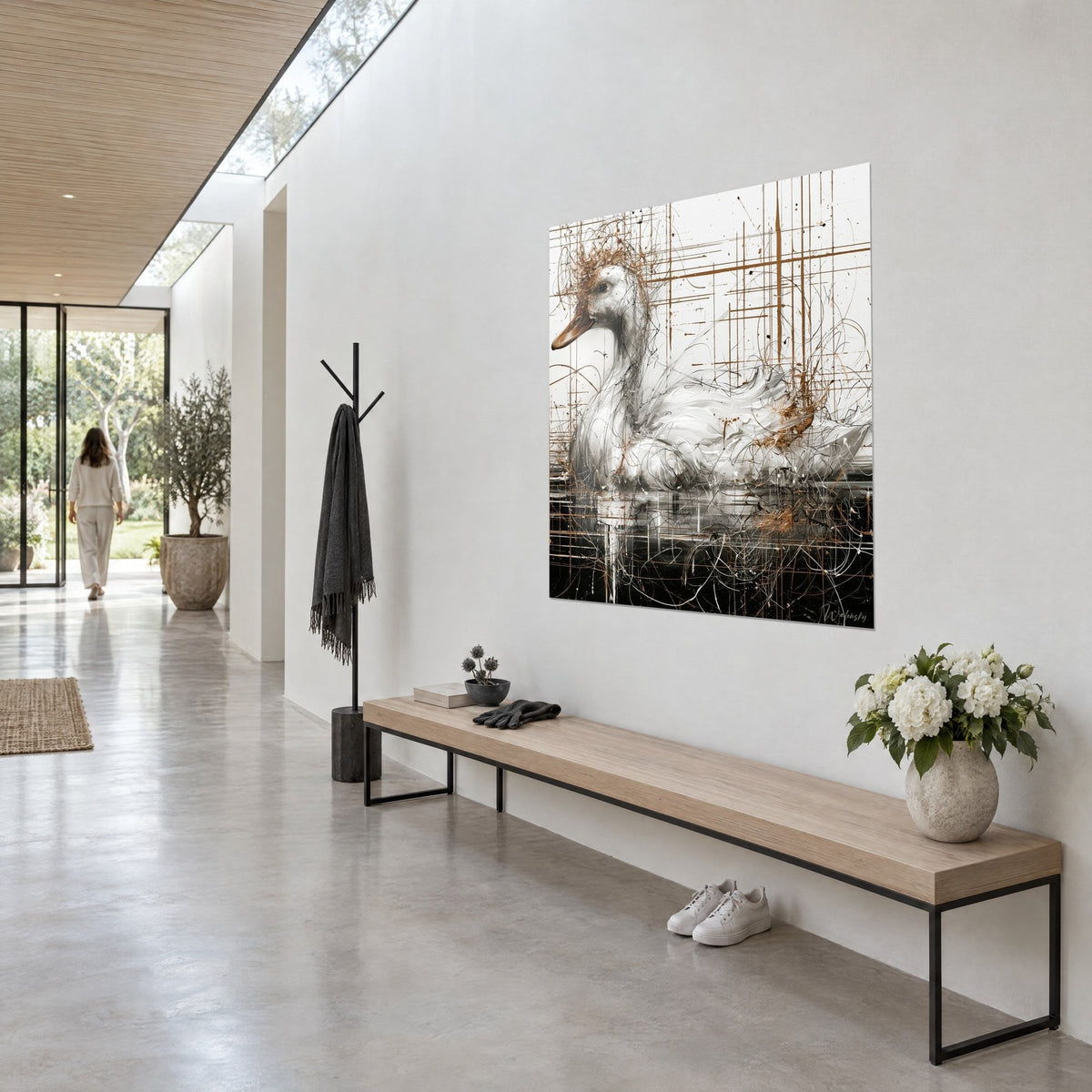 Tableau palmipède immaculé nageant sur eau sombre, bec orangé et éclaboussures cuivrées, mur blanc d'un couloir clair