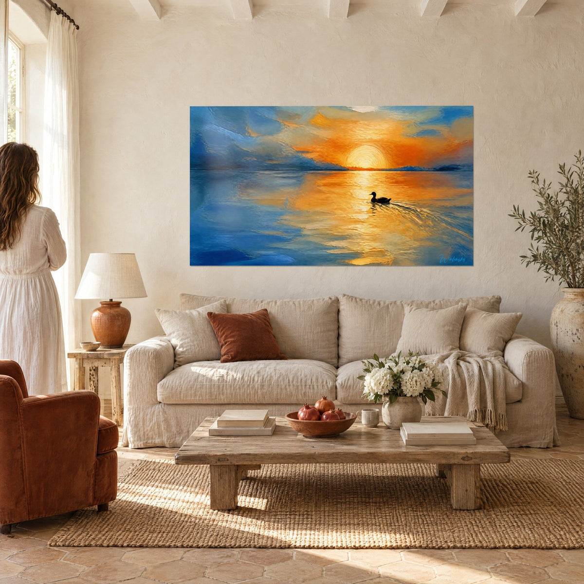 Gemälde Schwarze Ente gleitet über orange-blaues Wasser, runde Sonne am Horizont, Frau von hinten, Wohnzimmersofa