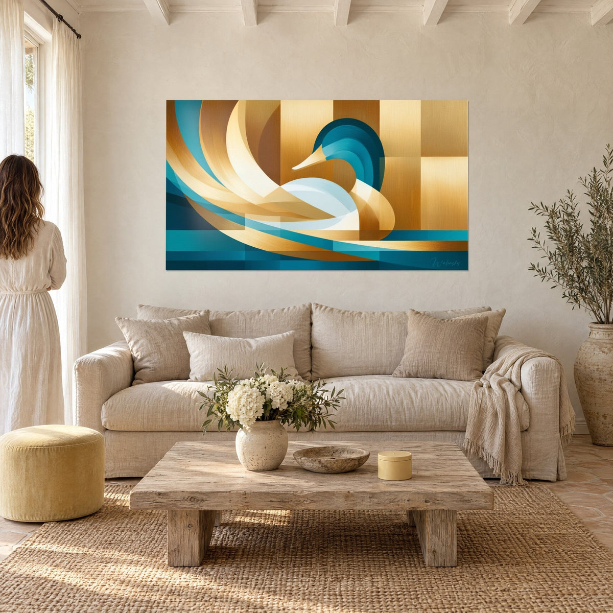 Schilderij Gestileerde eend met petrolblauwe kop en goudocker verenkleed, Art-decokrullen, boven een bank in een lichte woonkamer