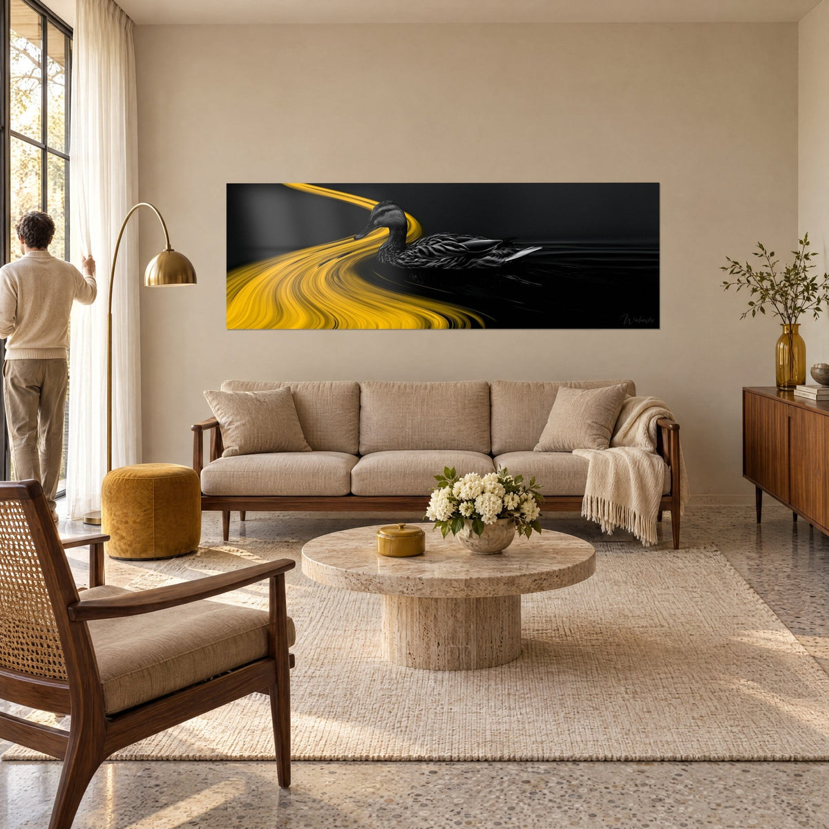 Tableau colvert gris nageant sur un ruban jaune doré tourbillonnant, fond noir, une personne de dos, au-dessus d'un canapé dans un salon lumineux