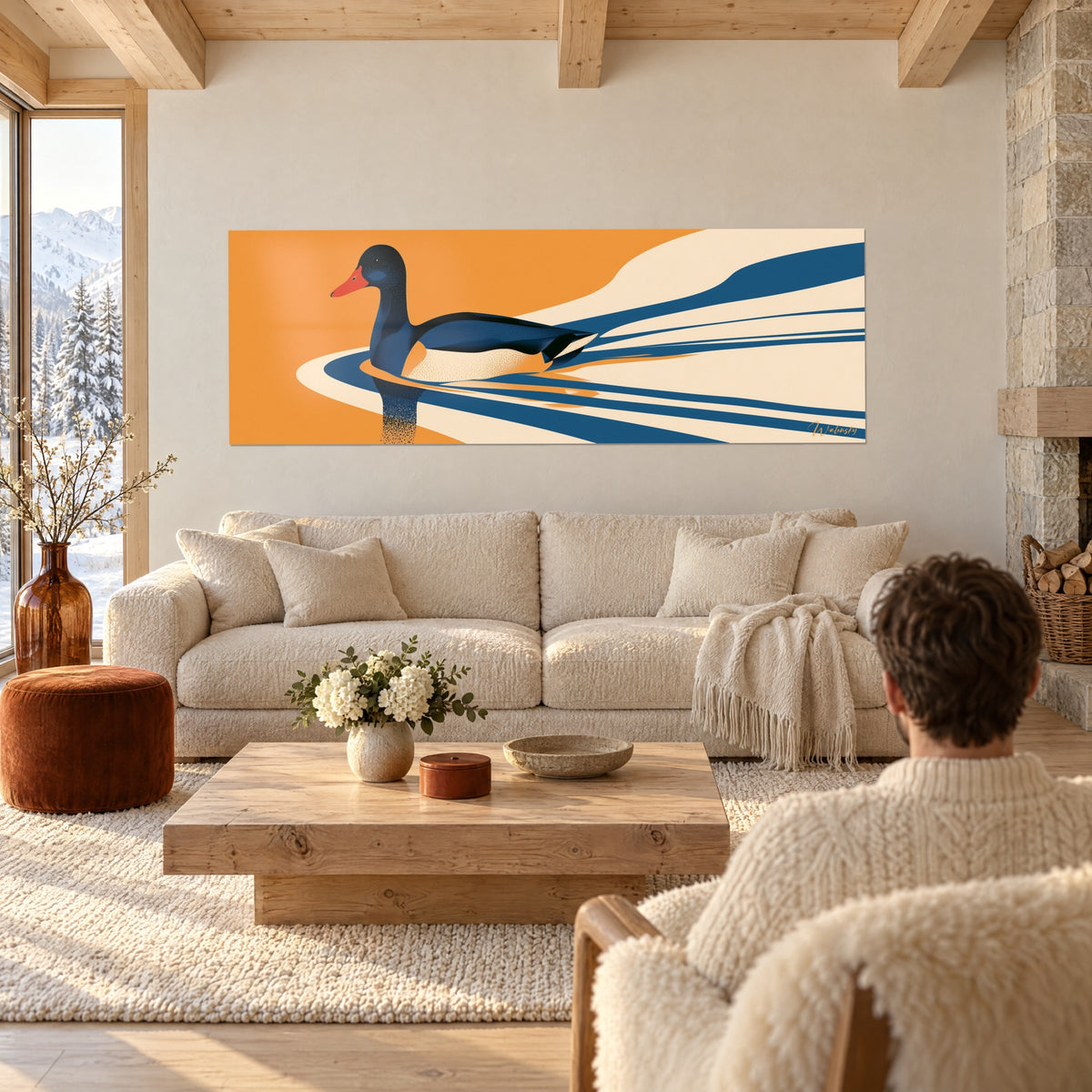 Tableau canard colvert aux contours bleu nuit nageant sur fond orange vif, bec corail, deux personnes de dos au-dessus d'un canapé dans un salon lumineux