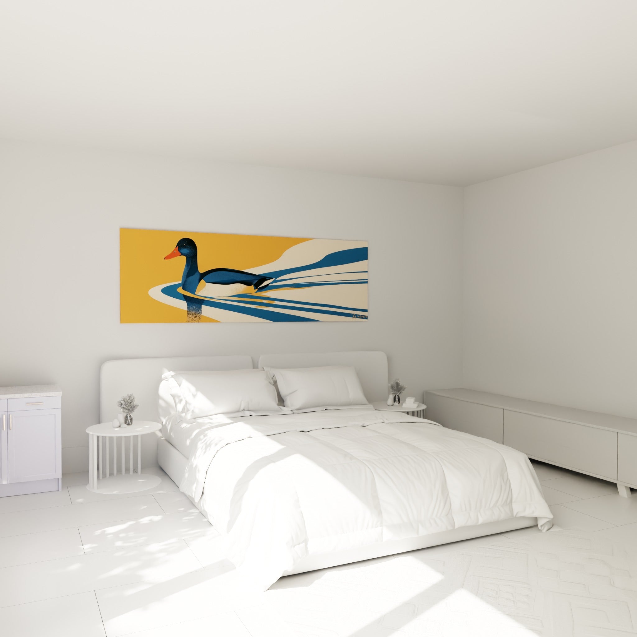 Canard bleu marine et orangé accroché au-dessus d'un lit dans une chambre claire