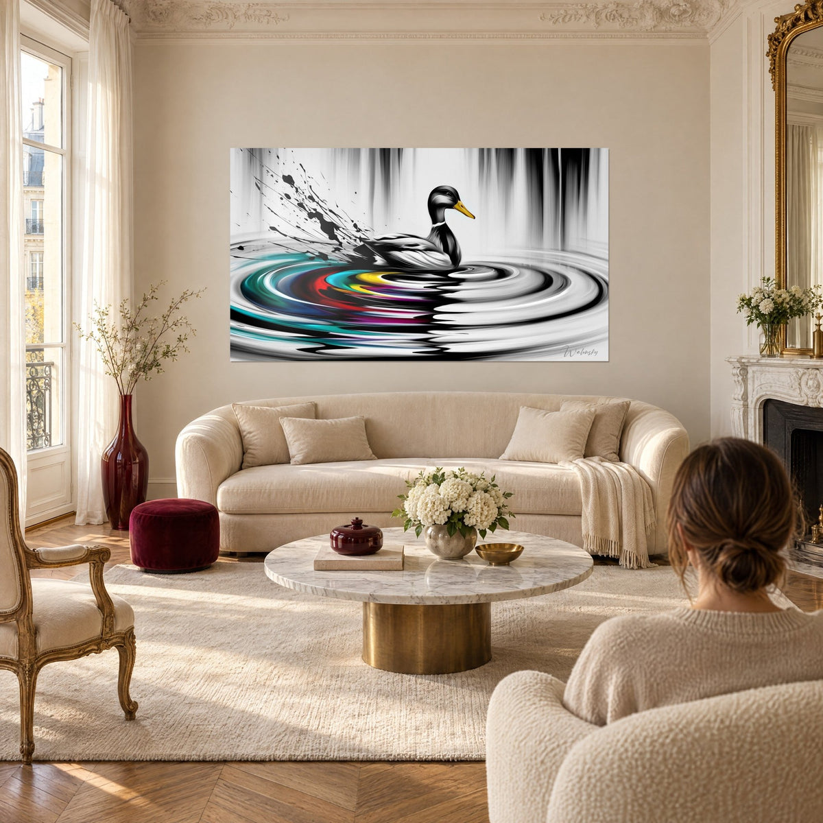 Tableau colvert noir et blanc au bec doré glissant sur des ondes turquoise et rouges, au-dessus d'un canapé dans un salon lumineux