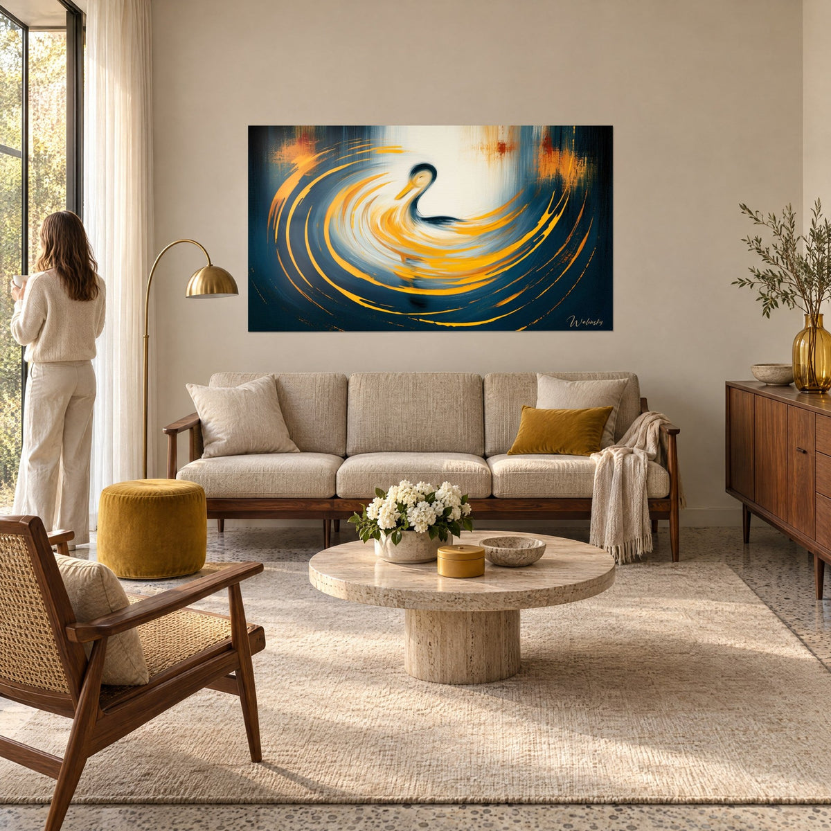 Tableau canard stylisé aux coups de pinceau jaune d'or sur fond bleu marine, taches rousses, au-dessus d'un canapé dans un salon lumineux