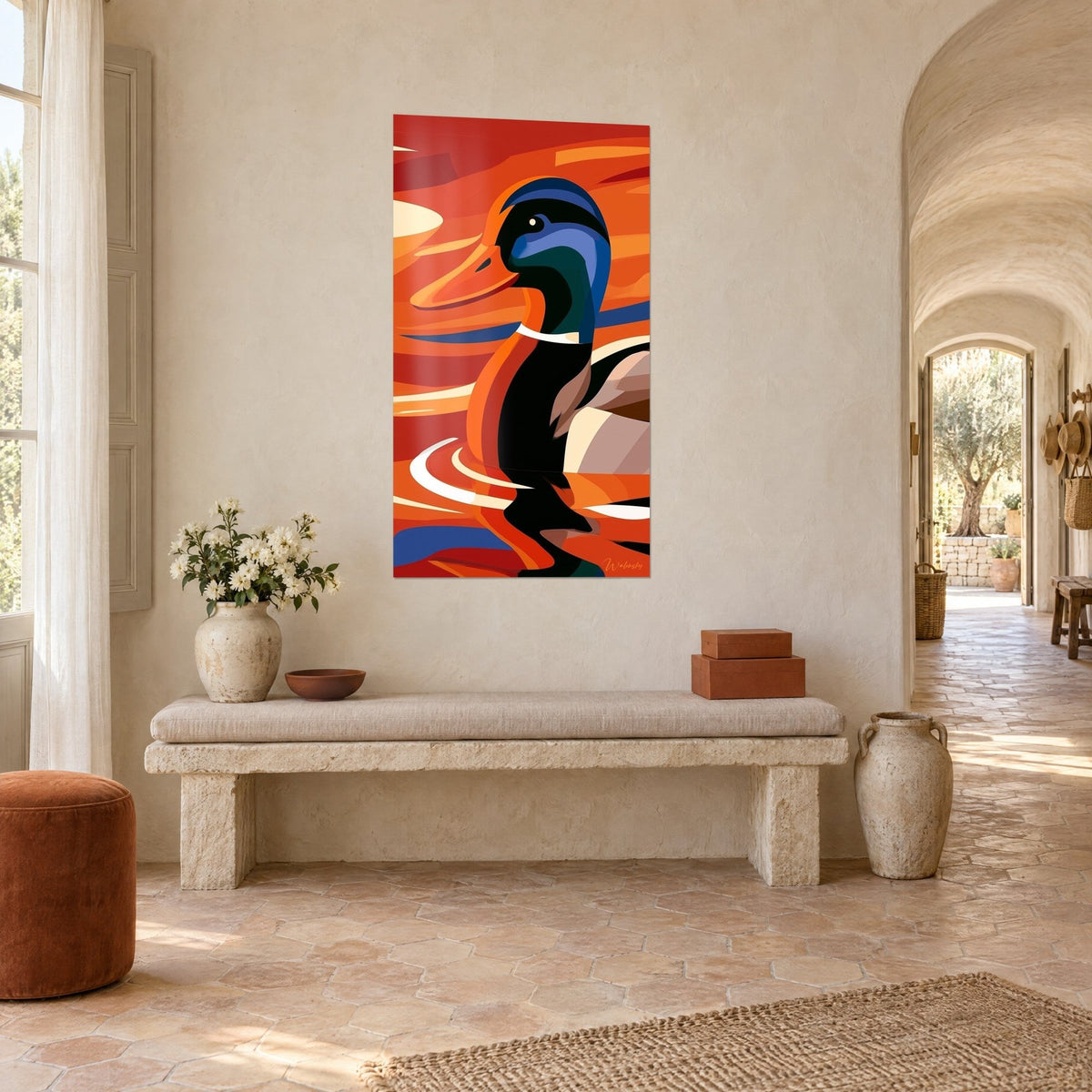 Tableau canard aux plumes noires et reflets bleu cobalt, ondes crème sur eau orangée, vu en perspective dans un couloir de mas