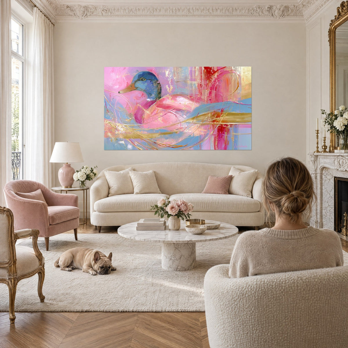 Tableau colvert rose et bleu, tête bleu nuit, traits dorés, femme et bulldog de dos, au-dessus d'un canapé dans un salon lumineux
