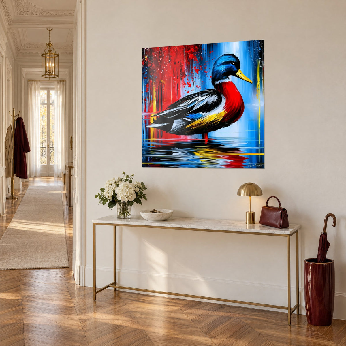 Quadro di un uccello acquatico con collo blu notte e petto rosso vivo, tocchi gialli, sopra una consolle dorata, vista di tre quarti