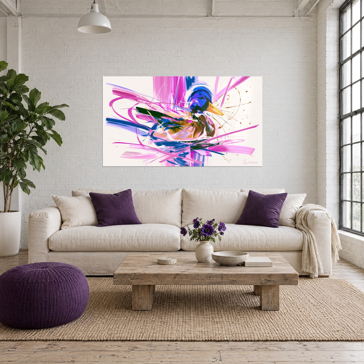 Gemälde Stockente mit kobaltblauem und rosa Gefieder, ockerfarbener Schnabel, braune Spritzer, über einem Sofa in einem hellen Wohnzimmer
