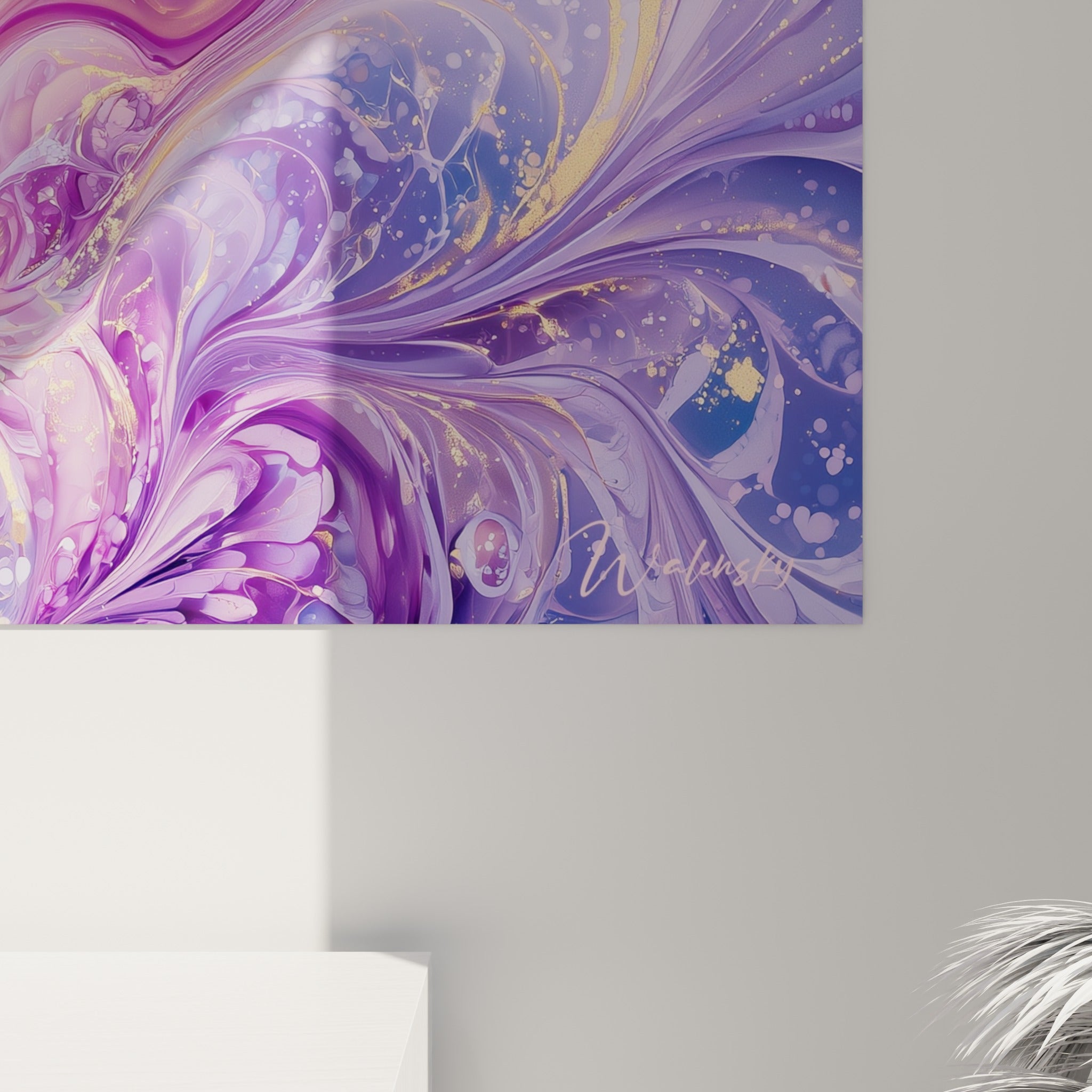 Empâtements dorés et coulures violettes se mêlant en gros plan sur la toile, grain fluide et reflets métallisés visibles