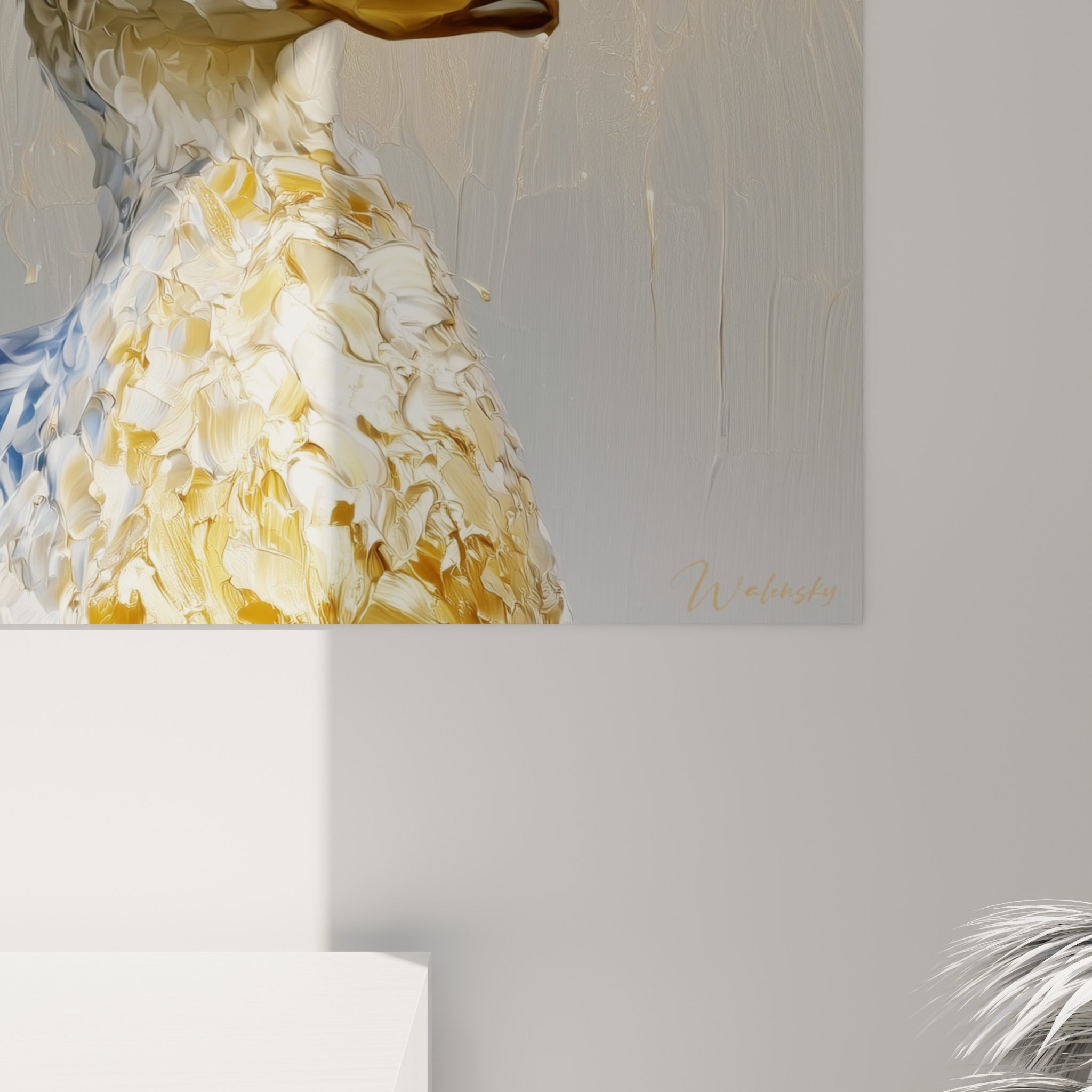 Empâtements dorés et argentés du plumage épais, coulures crème et anthracite visibles de près