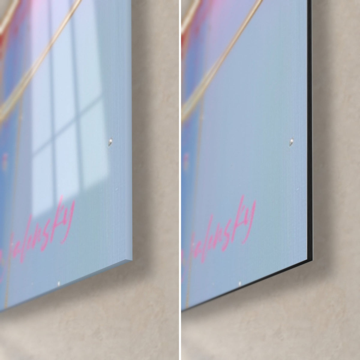 Tableau palmipède rose et bleu, coin bas droit, signature rose, verre acrylique brillant et reflets à gauche, Dibond noir mat à droite