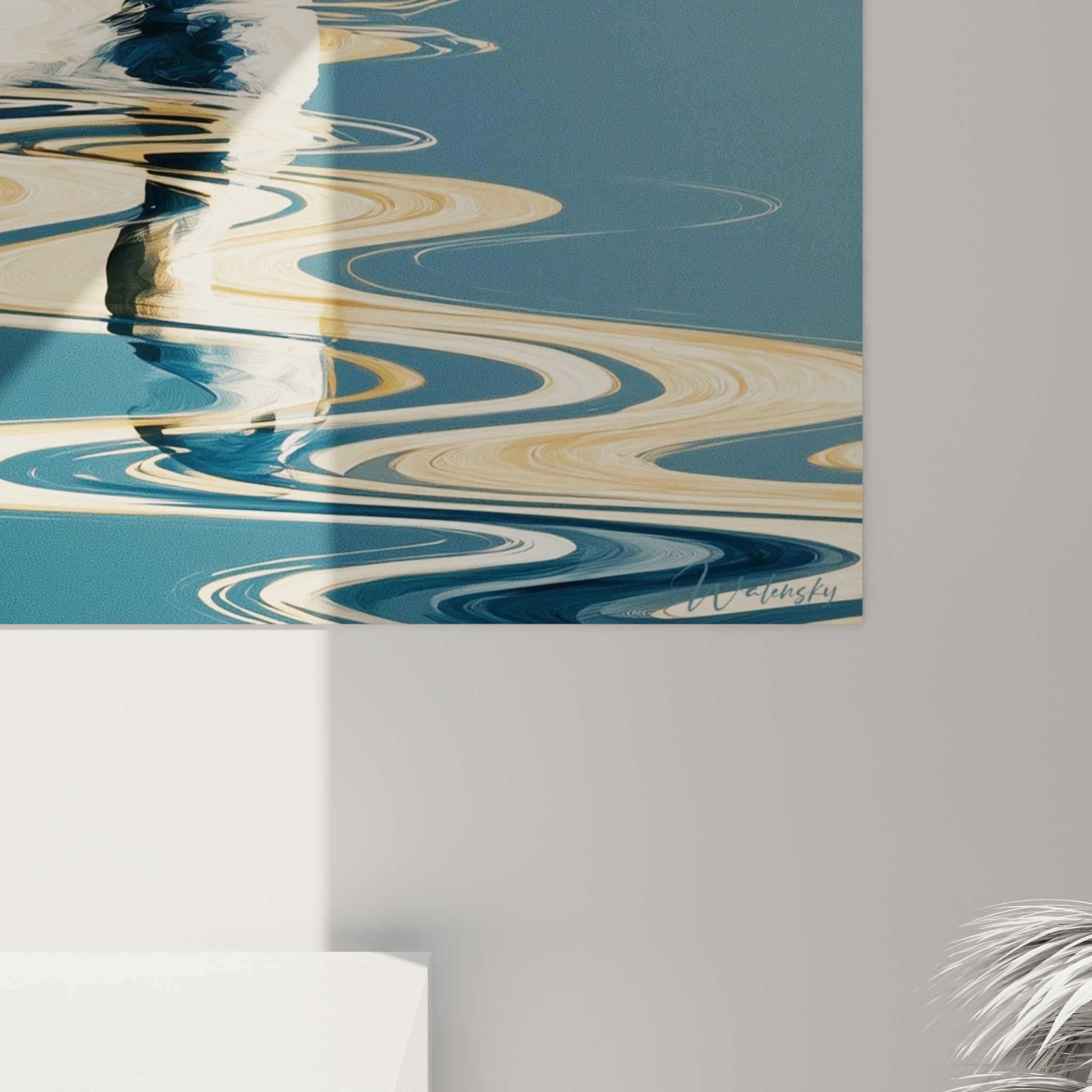 Détail des ondulations dorées et bleu marine sur l'eau, texture fluide et empâtements visibles