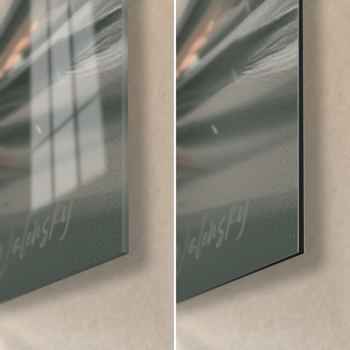 Schilderij van een witte zwaan-eend, rechtsonder: glanzend acrylglas links, mat zwart Dibond rechts, 3 mm rand