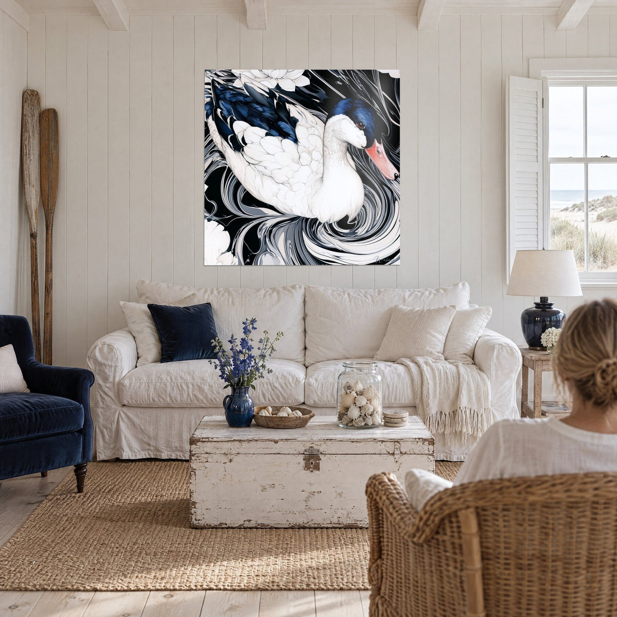 Tableau canard à tête bleu marine et bec corail sur remous noirs et blancs, au-dessus d'un canapé dans un salon lumineux