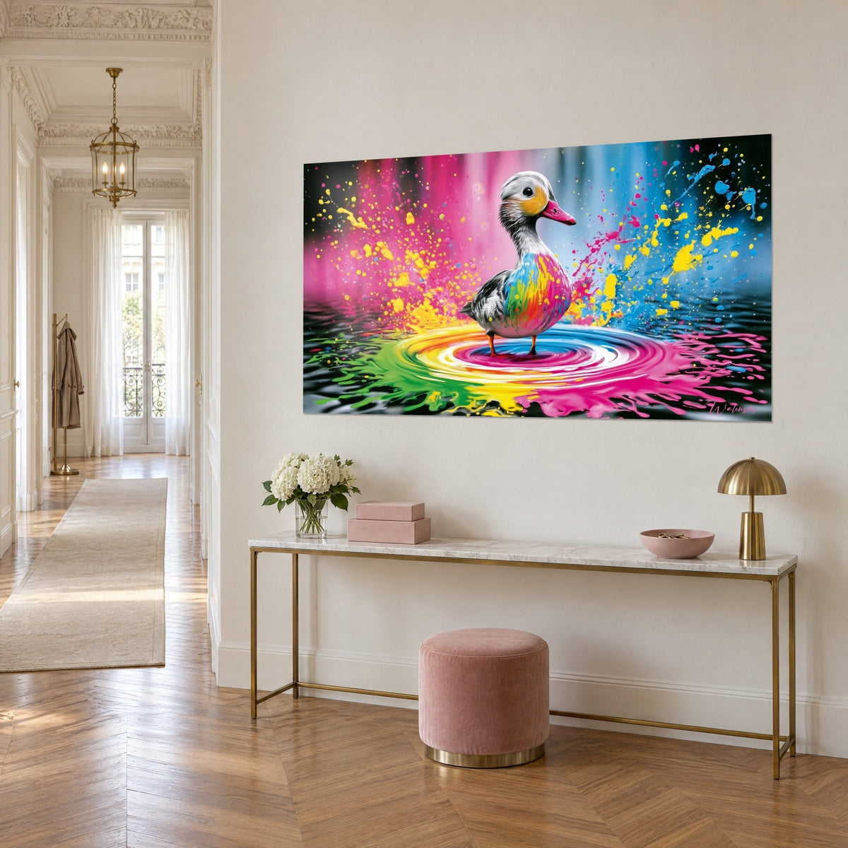 Tableau oiseau aquatique sur ondes concentriques jaunes et magenta, fond bleu turquoise, accroché au-dessus d'une console dorée