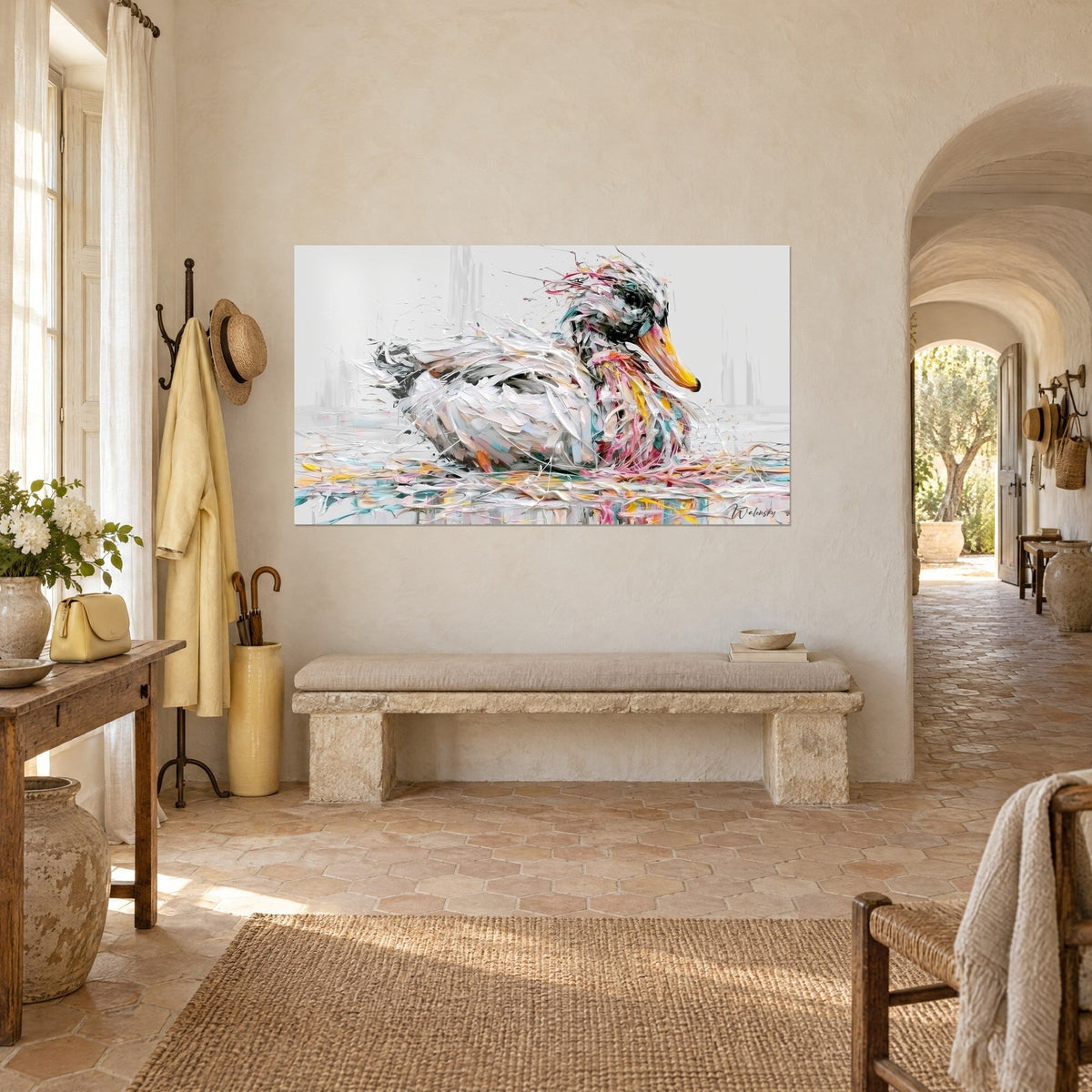 Tableau oiseau aquatique aux plumes de peinture épaisse blanche et rose, bec jaune, contre un mur beige, mas provençal