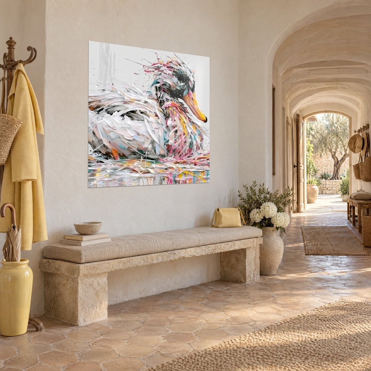 Tableau volatile aquatique aux coups de spatule ivoire, bec jaune et touches roses, au bout d'une galerie voûtée du mas