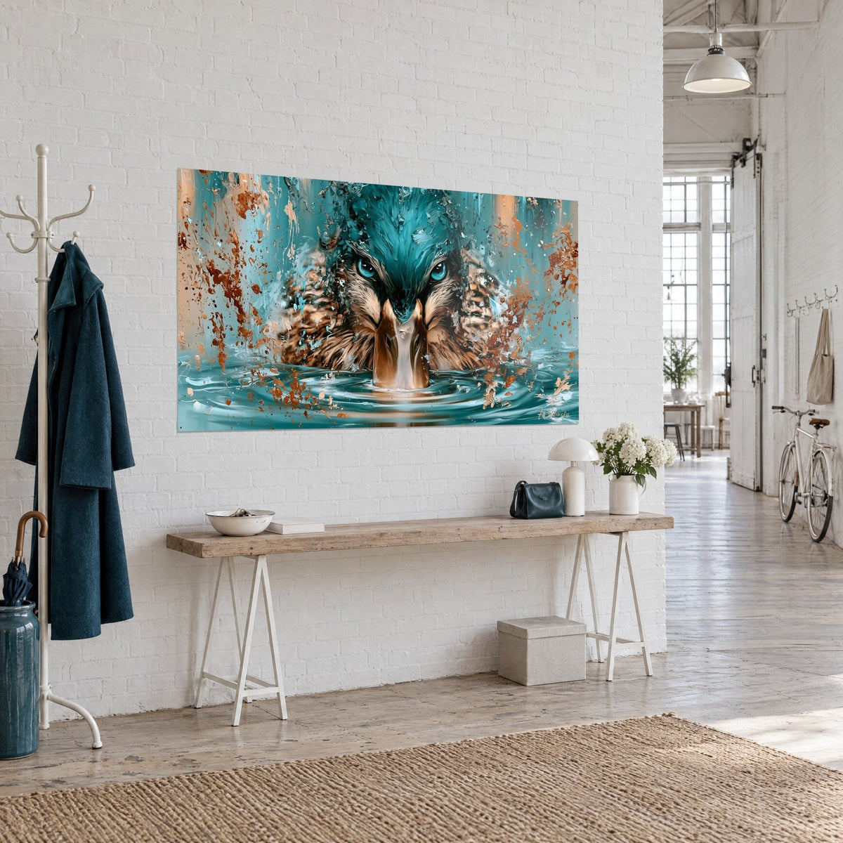 Tableau volatile au plumage brun doré et bec cuivré fendant l'onde turquoise, accroché au-dessus d'une console en bois dans l'entrée du loft