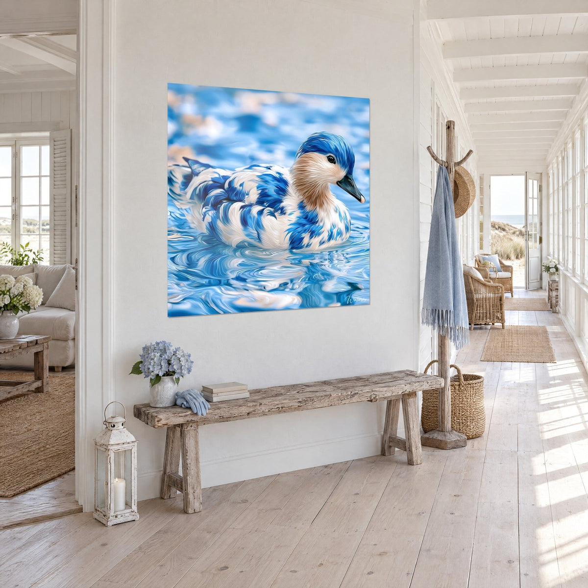 Tableau oiseau aquatique blanc nacré strié de bleu roi, flottant sur des reflets azur, vue de trois-quarts dans un couloir clair