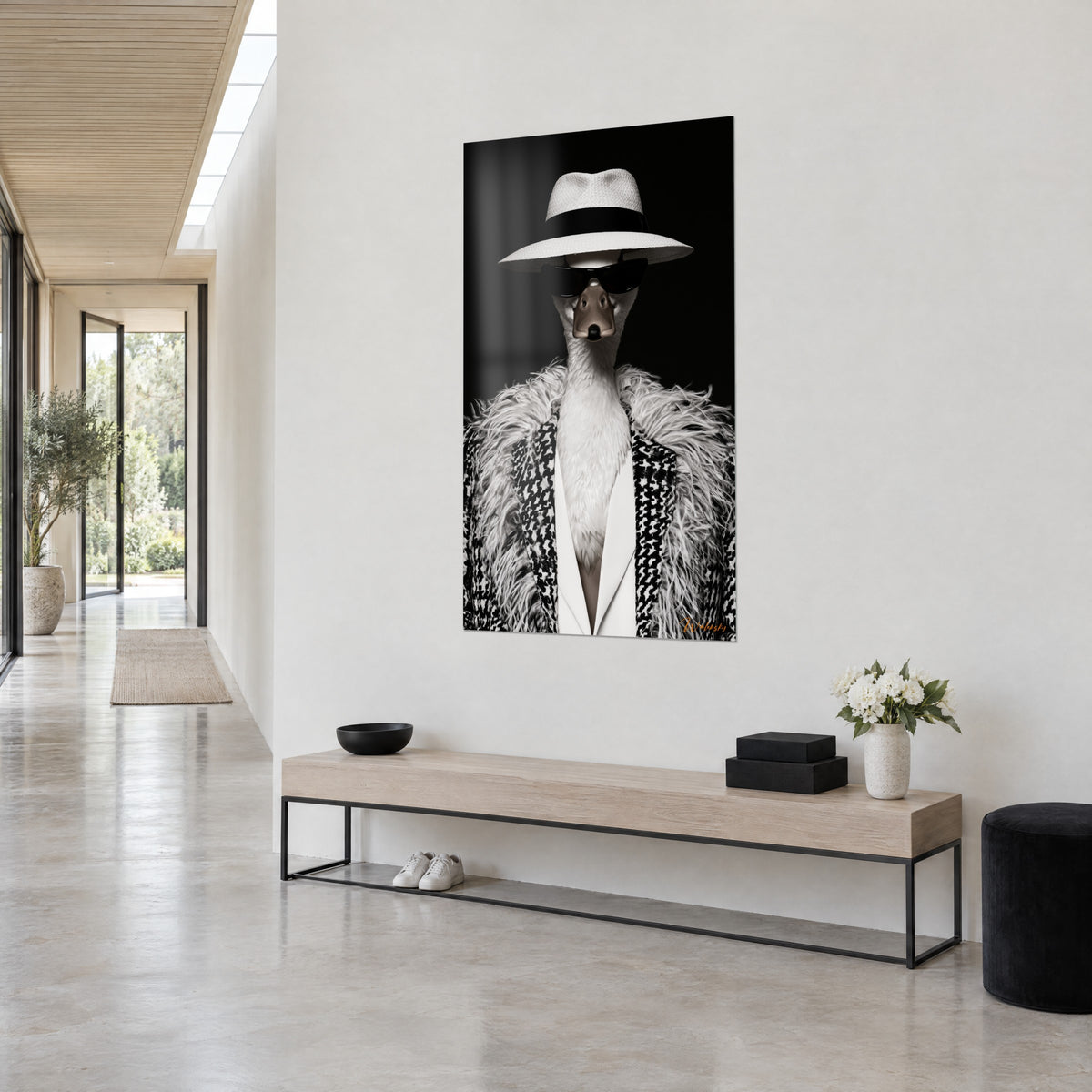 Quadro uccello acquatico in incognito, panama avorio con nastro nero, cappotto pied-de-poule su fondo ebano, corridoio di una luminosa casa d'architetto