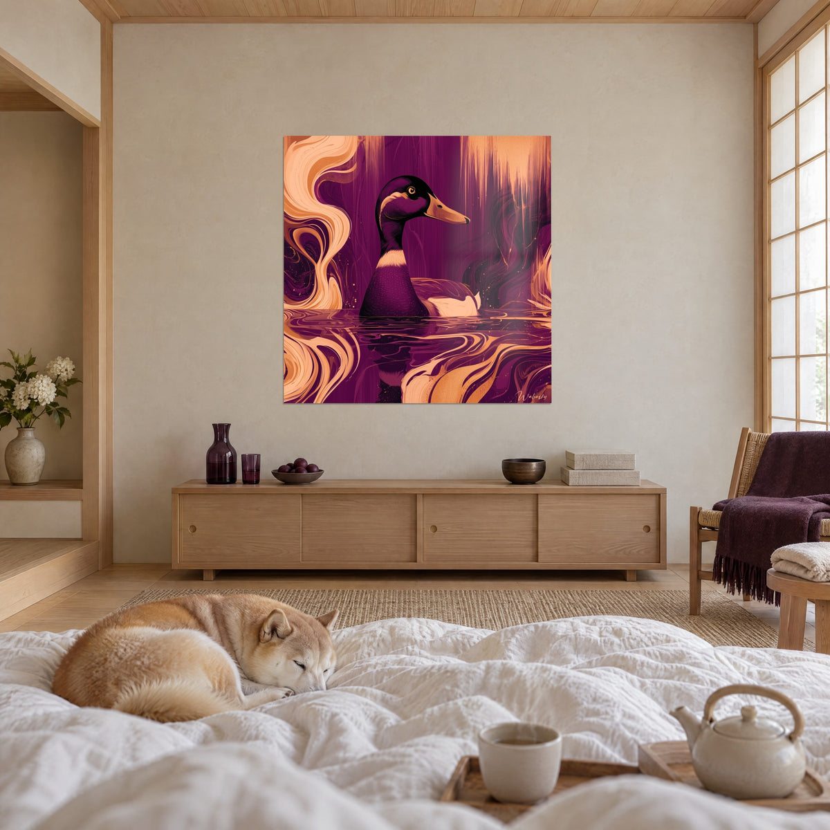 Gemälde eines Wasservogels mit cremefarbenem Halsband, violettes Gefieder, pfirsichfarbene Wirbel, gegenüber einem schlafenden Shiba über dem Bett in einem hellen Schlafzimmer