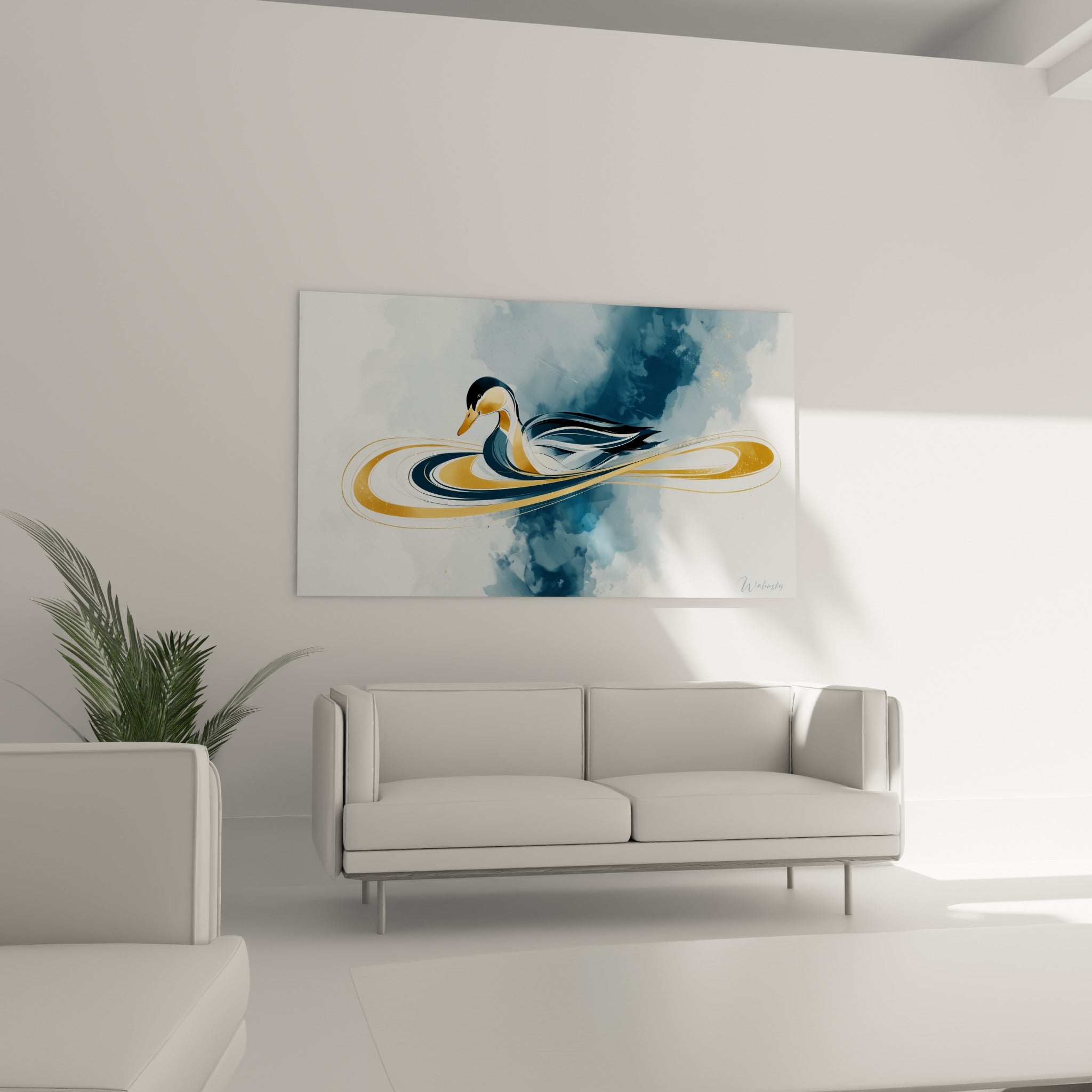 Oiseau aquatique doré et bleu marine en volutes fluides, suspendu au-dessus d'un canapé dans un salon lumineux