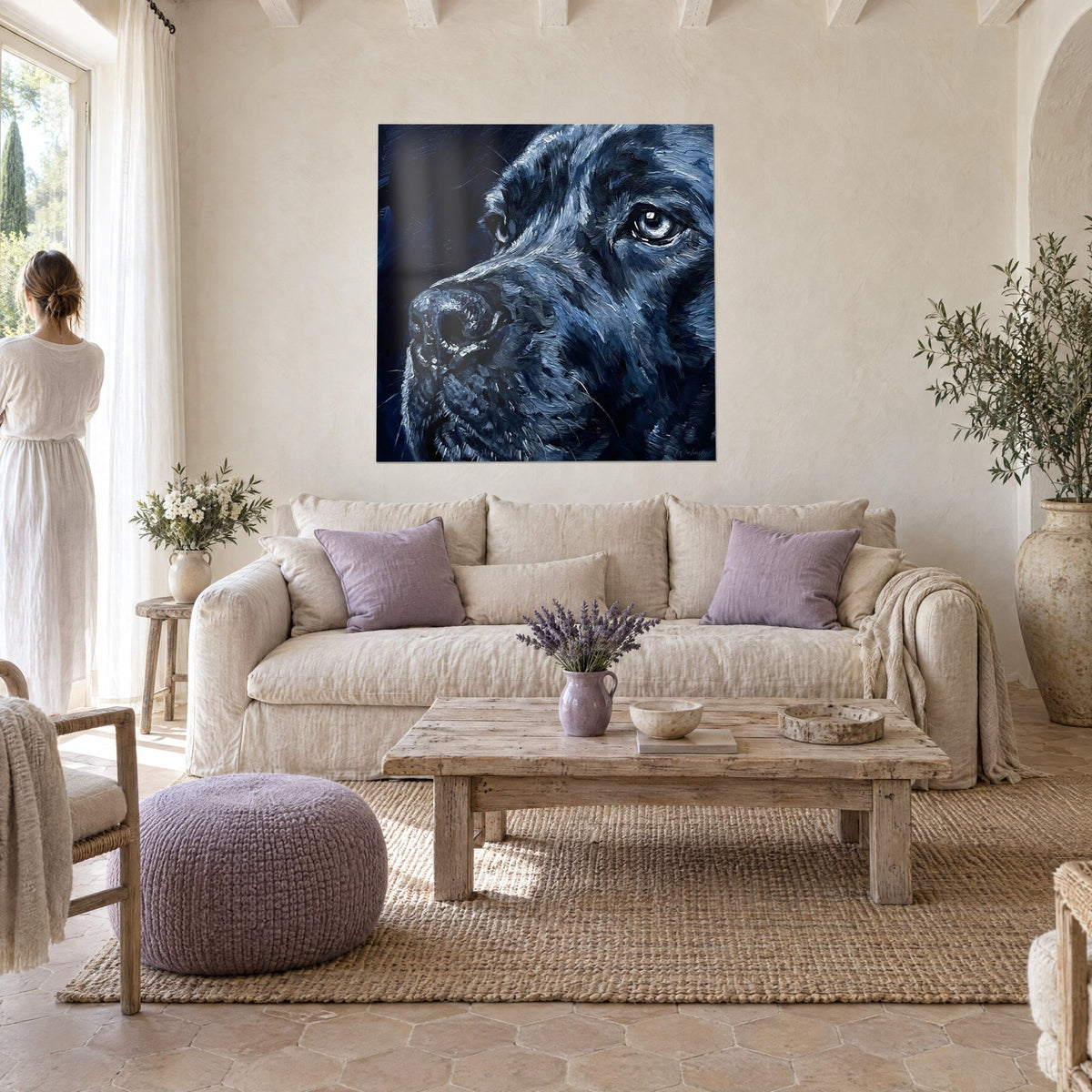Tableau chien noir au regard perçant, pelage bleu acier et blanc, femme de dos, au-dessus d'un canapé dans un salon lumineux