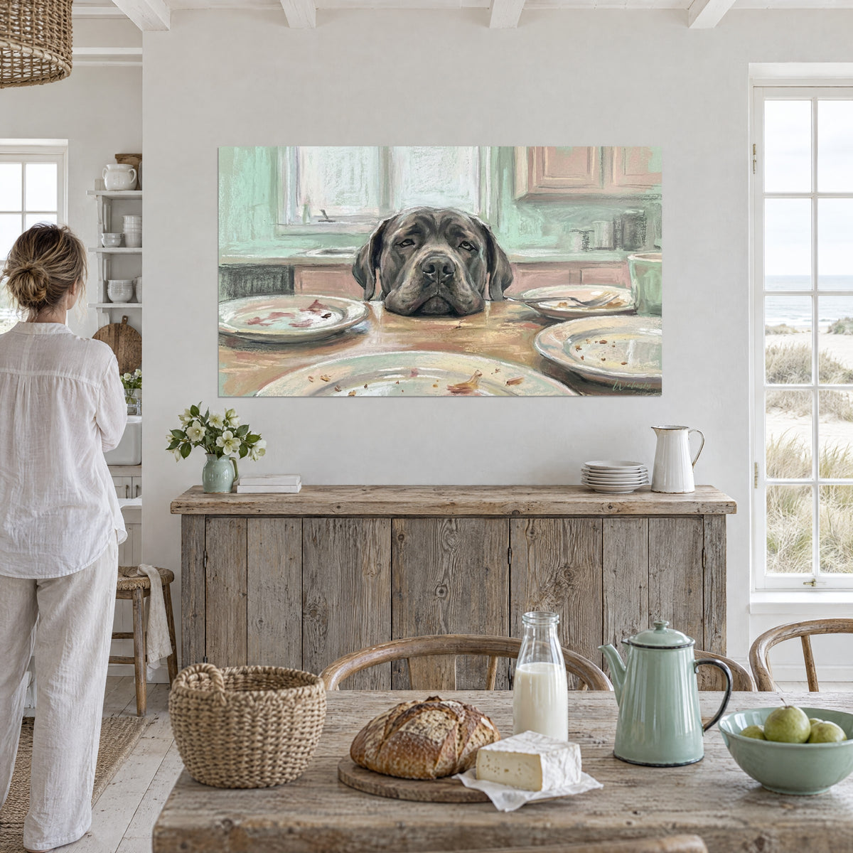 Πίνακας γκρίζου mastiff με νοσταλγική έκφραση, περιτριγυρισμένου από λευκά πιάτα με ροζ λεκέδες, κουζίνα χρώματος θαλασσί, κρεμασμένος σε σπίτι δίπλα στη θάλασσα