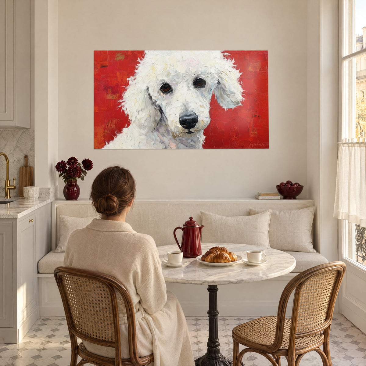 Quadro cucciolo riccio dal pelo bianco perlato davanti a uno sfondo vermiglio uniforme, donna di spalle seduta al tavolo davanti a un cornetto, salotto haussmanniano