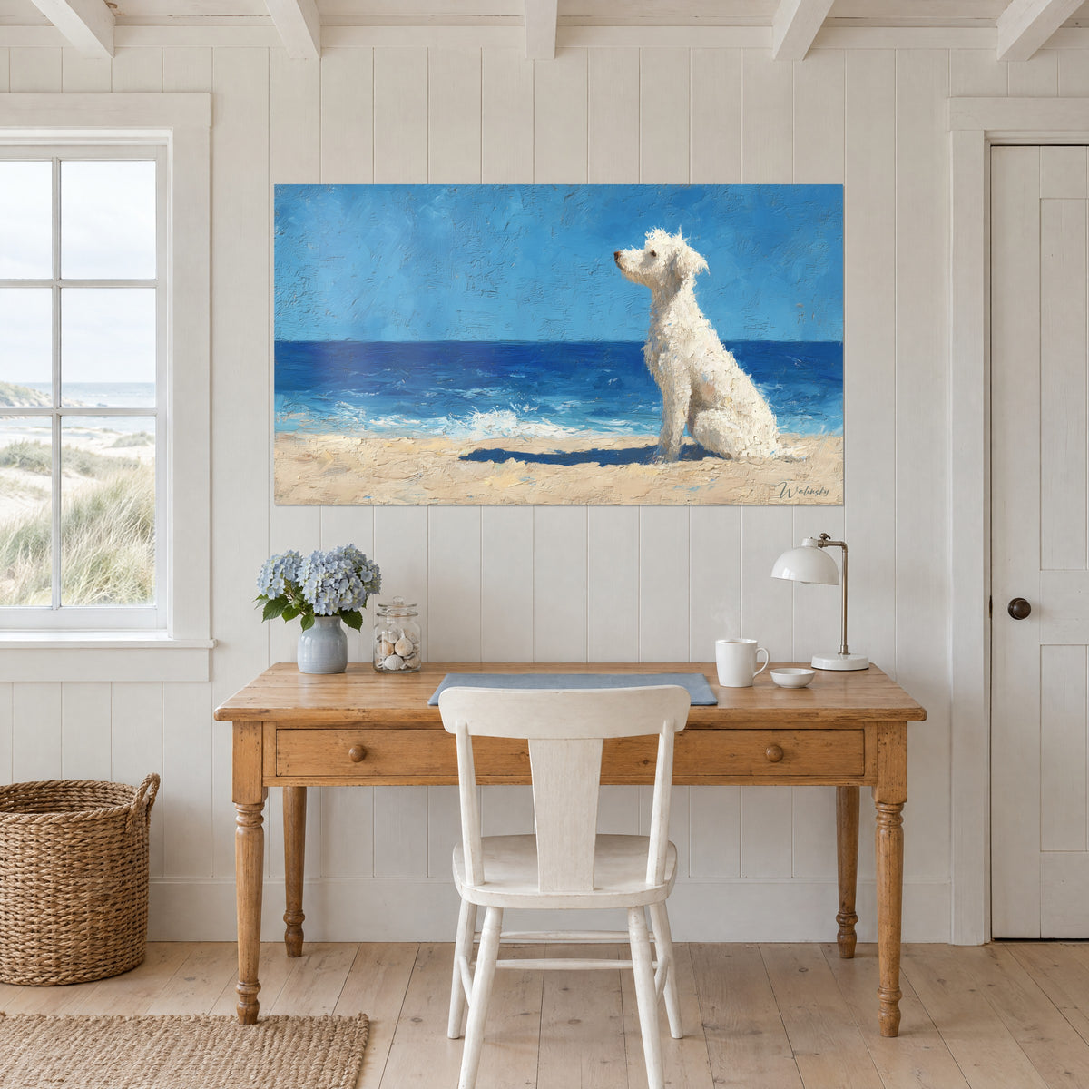 Quadro di un cane bianco riccio in contemplazione del mare, cielo turchese e sabbia ocra, appeso sopra una scrivania in legno chiaro