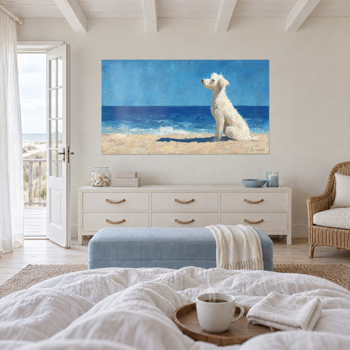 Quadro di un cucciolo riccio color avorio con lo sguardo rivolto all'orizzonte blu cobalto, spiaggia beige, sopra un letto in una camera luminosa
