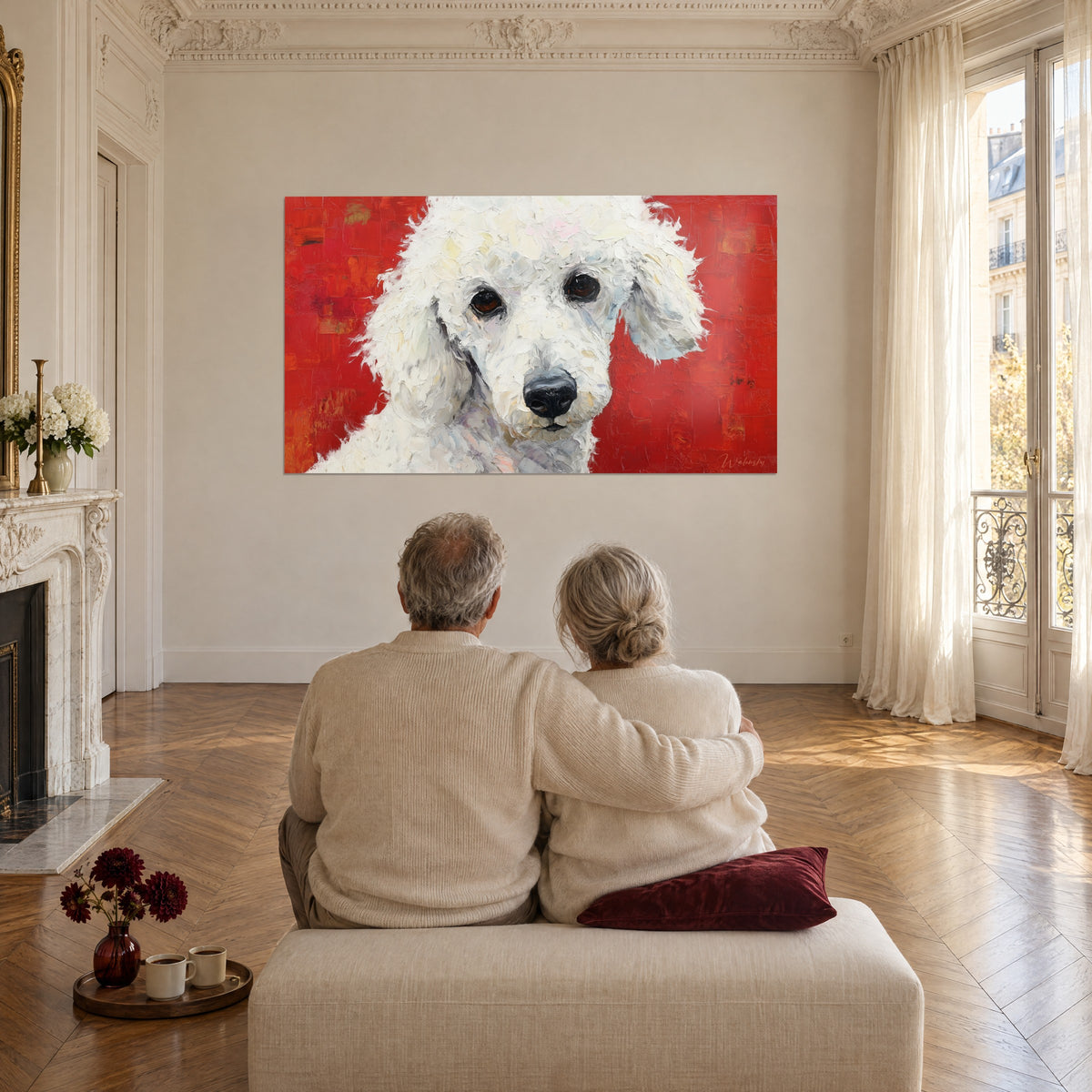 Quadro cane bianco dal pelo ondulato, sguardo scuro, parete rosso vivo, coppia di spalle abbracciata su un pouf in un salotto haussmanniano