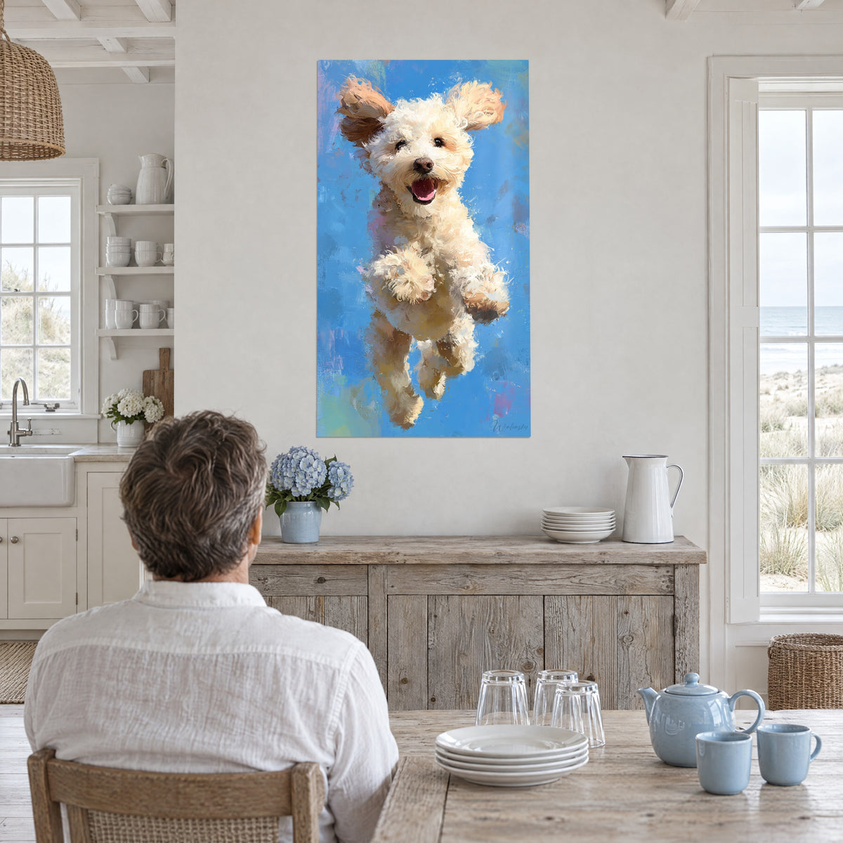 Cuadro caniche albaricoque de orejas al viento, pintura gruesa azul cobalto, frente a un hombre sentado a una mesa junto a la ventana