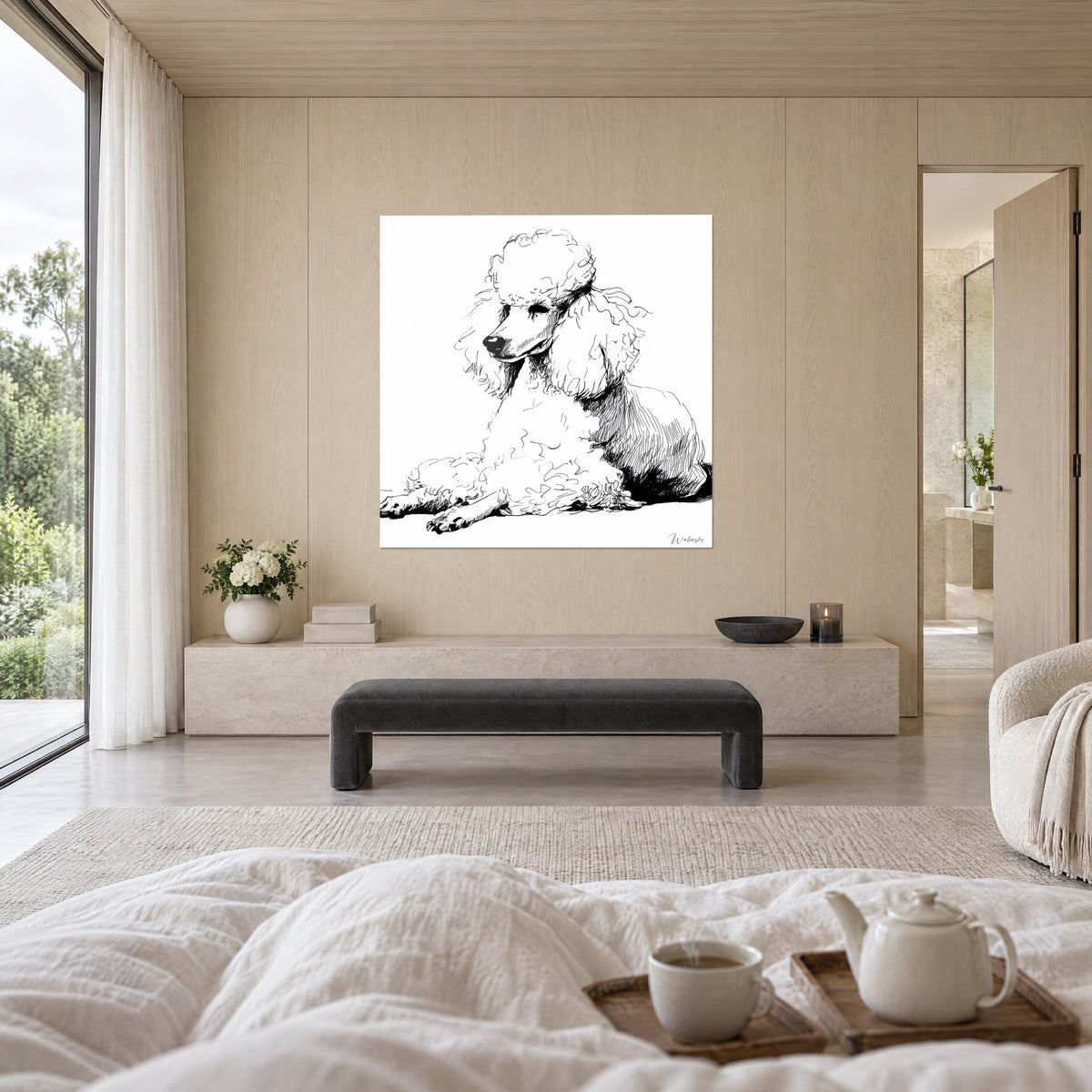 Schilderij koninklijke poedel met krullende vacht in zwarte lijn op wit, twee personen van achteren, boven een bed in een lichte slaapkamer
